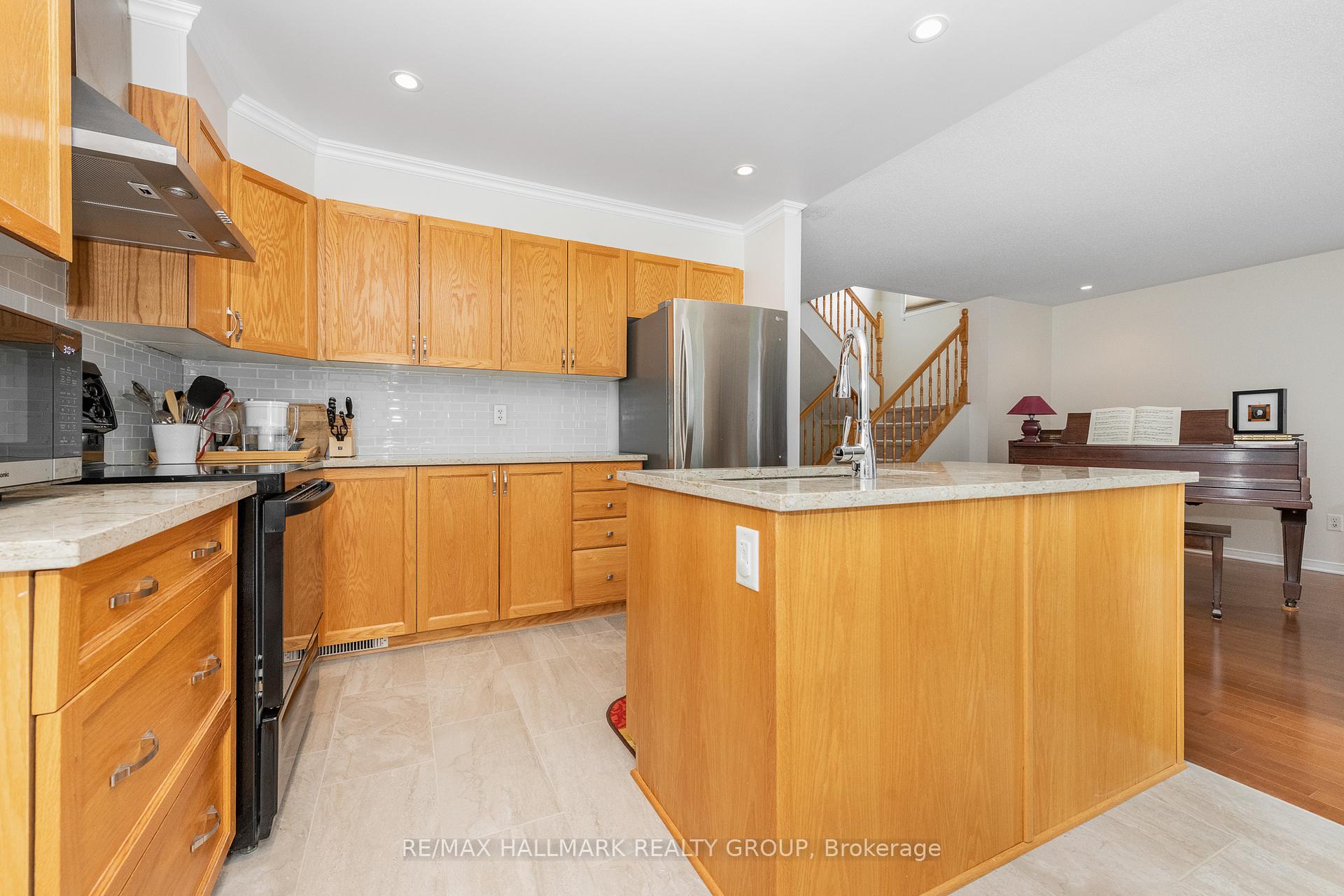 Photo 19 of 356 Breckenridge Crescent, Ottawa, Kanata - Morgan's Grant/South March — HOMEH