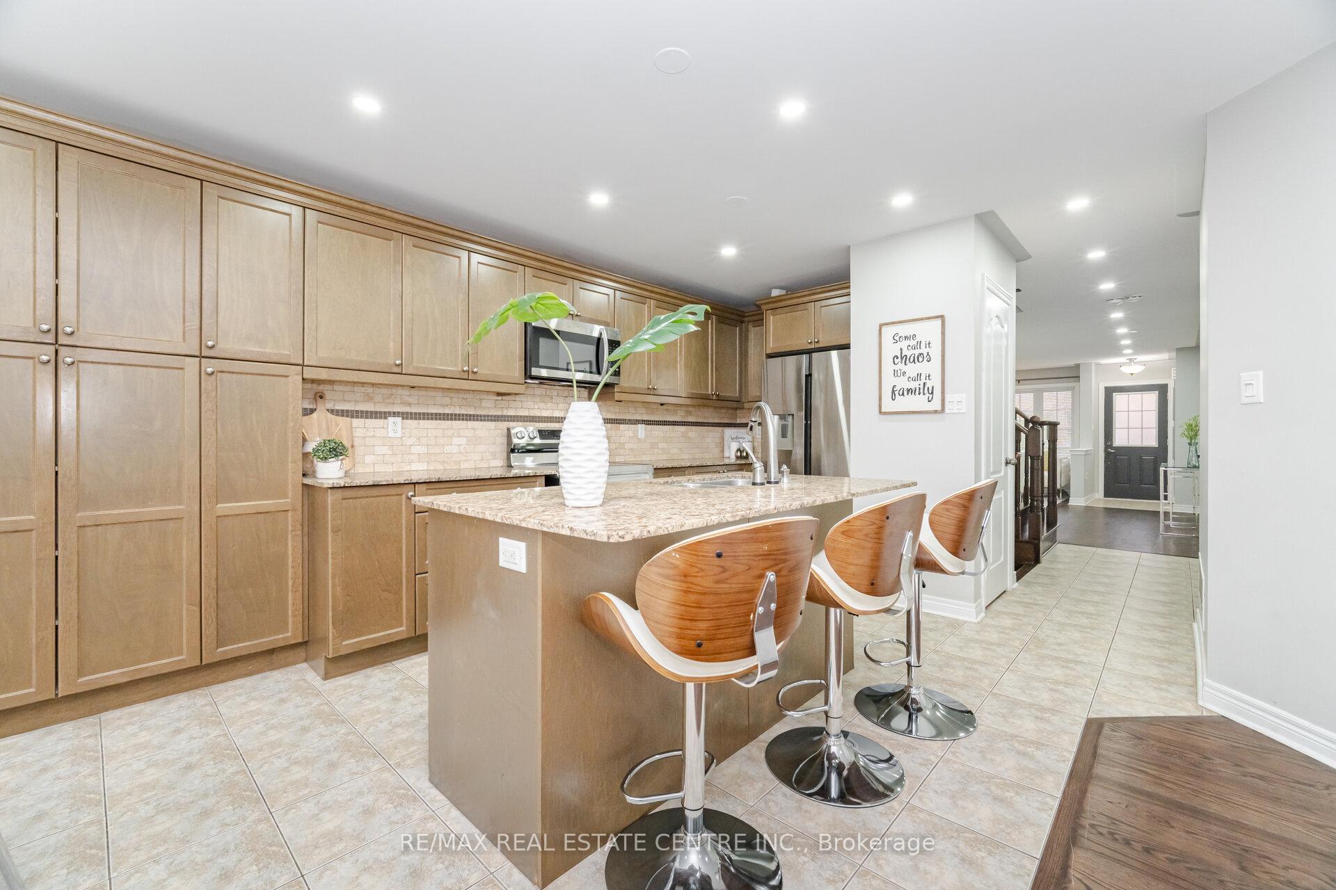 Photo 8 of Unit Upper, 236 giddings Crescent, Milton, Scott — HOMEH