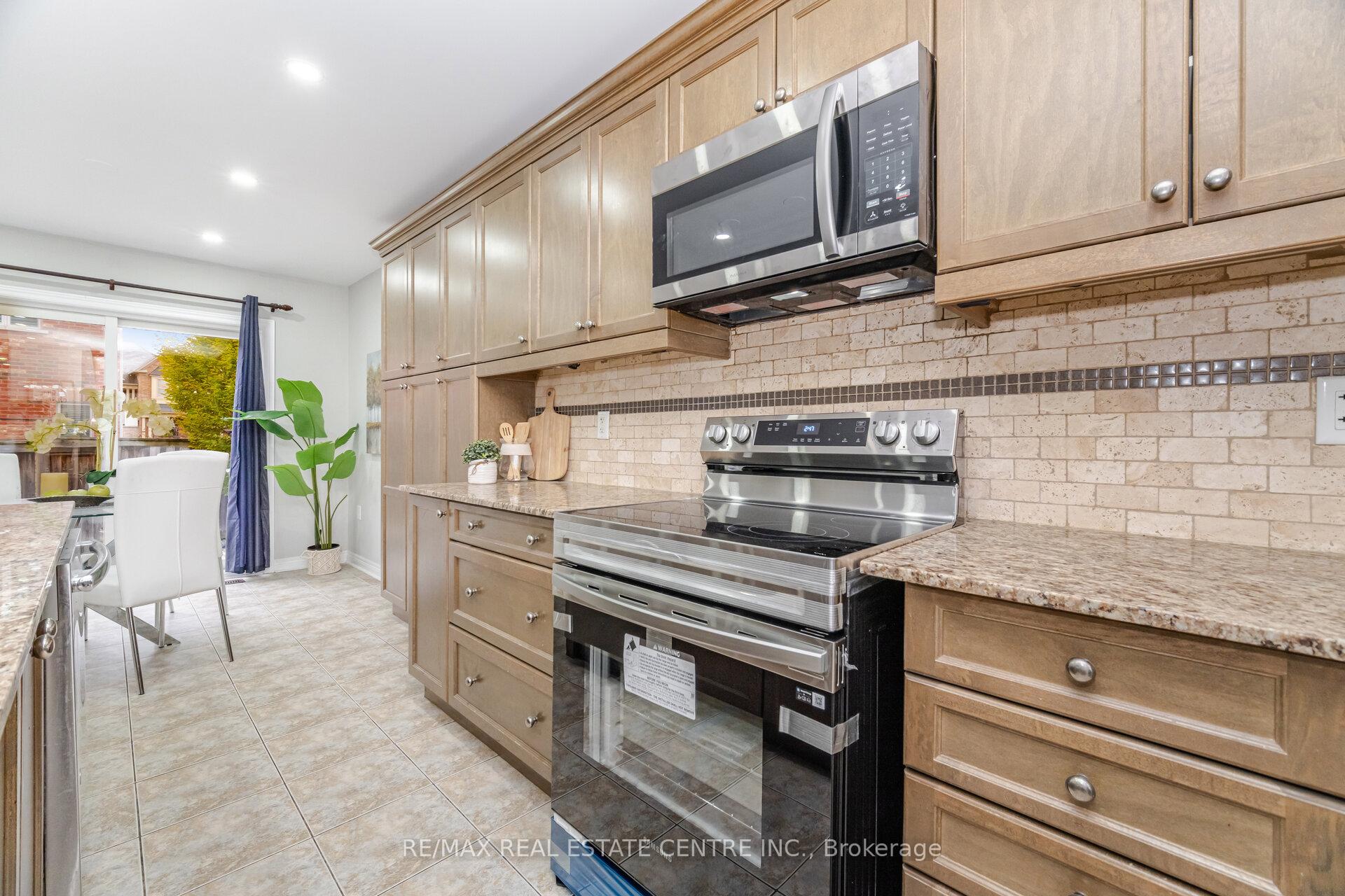 Photo 10 of Unit Upper, 236 giddings Crescent, Milton, Scott — HOMEH