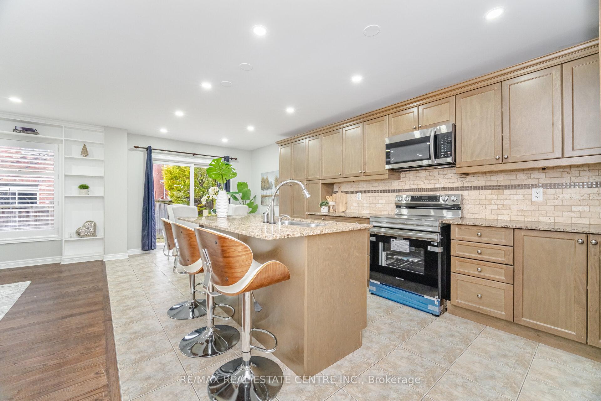 Photo 13 of Unit Upper, 236 giddings Crescent, Milton, Scott — HOMEH
