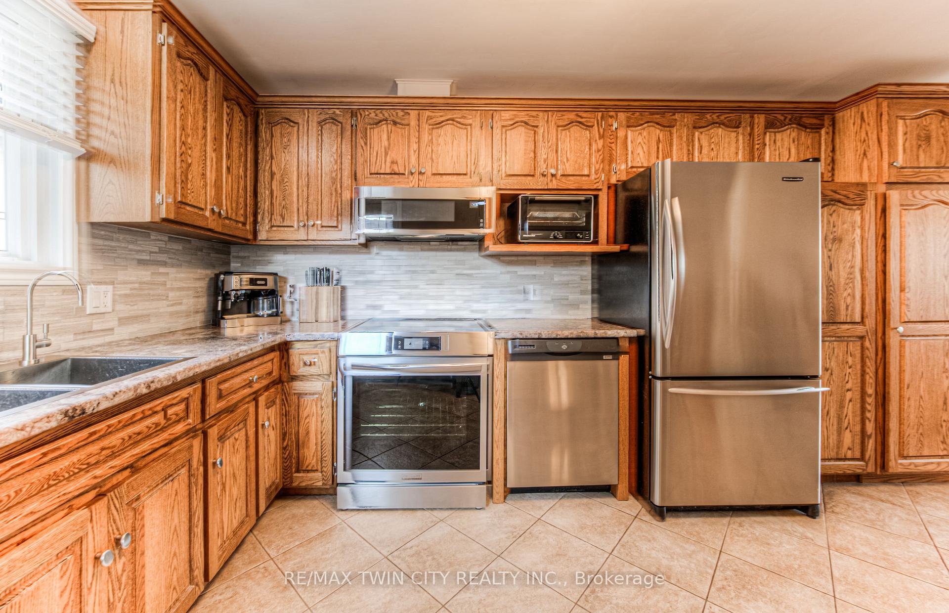 Photo 11 of 139 Brierdale Drive, Kitchener — HOMEH