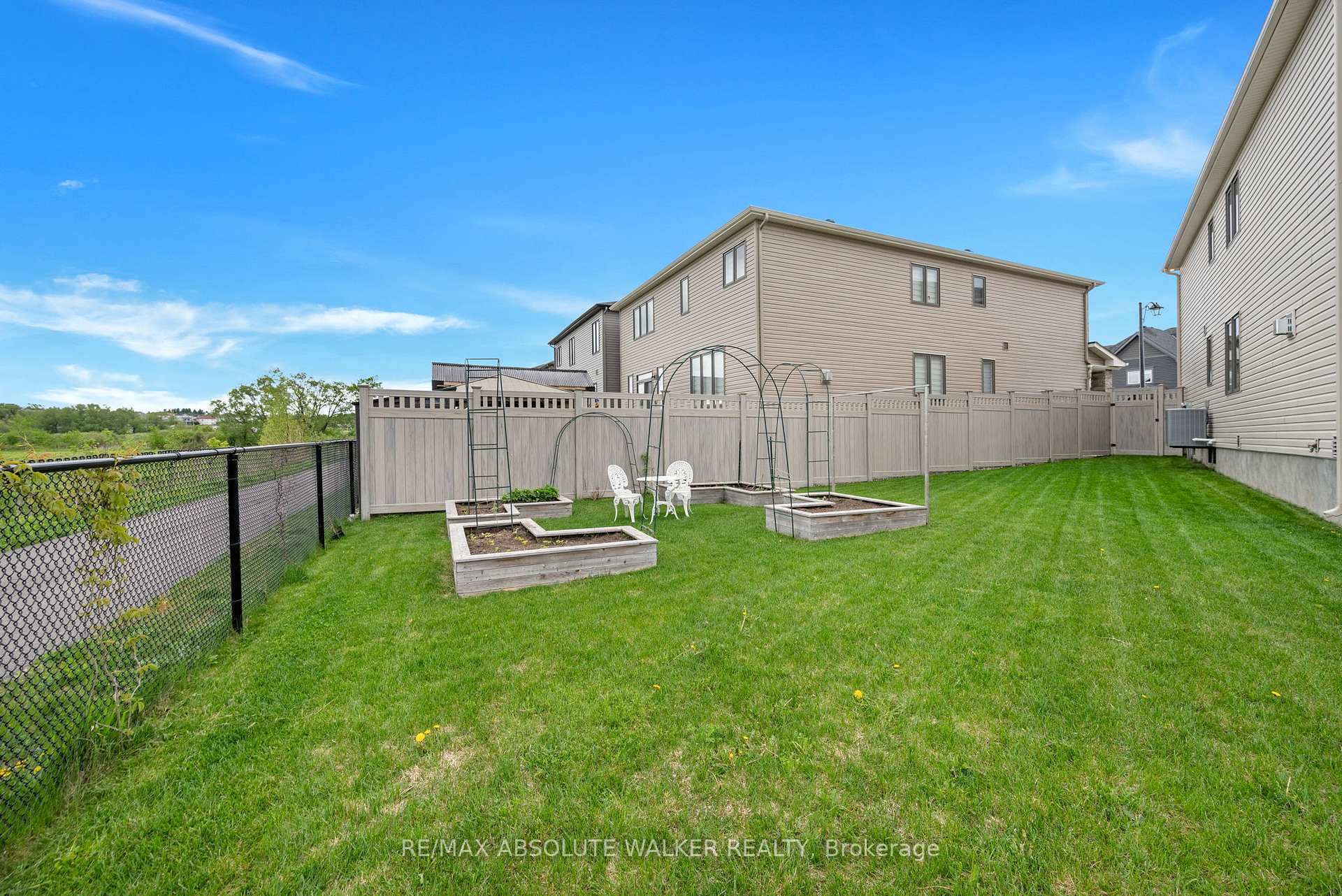 Photo 37 of 27 Eramosa Crescent, Ottawa, Kanata - Kanata Lakes/Heritage Hills — HOMEH