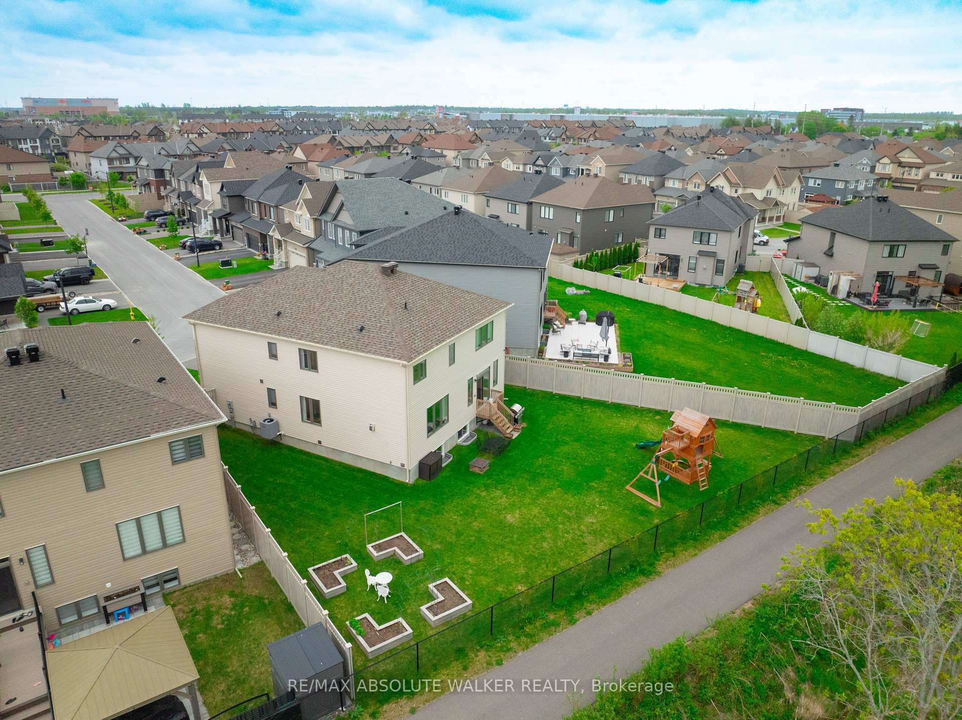 Photo 38 of 27 Eramosa Crescent, Ottawa, Kanata - Kanata Lakes/Heritage Hills — HOMEH