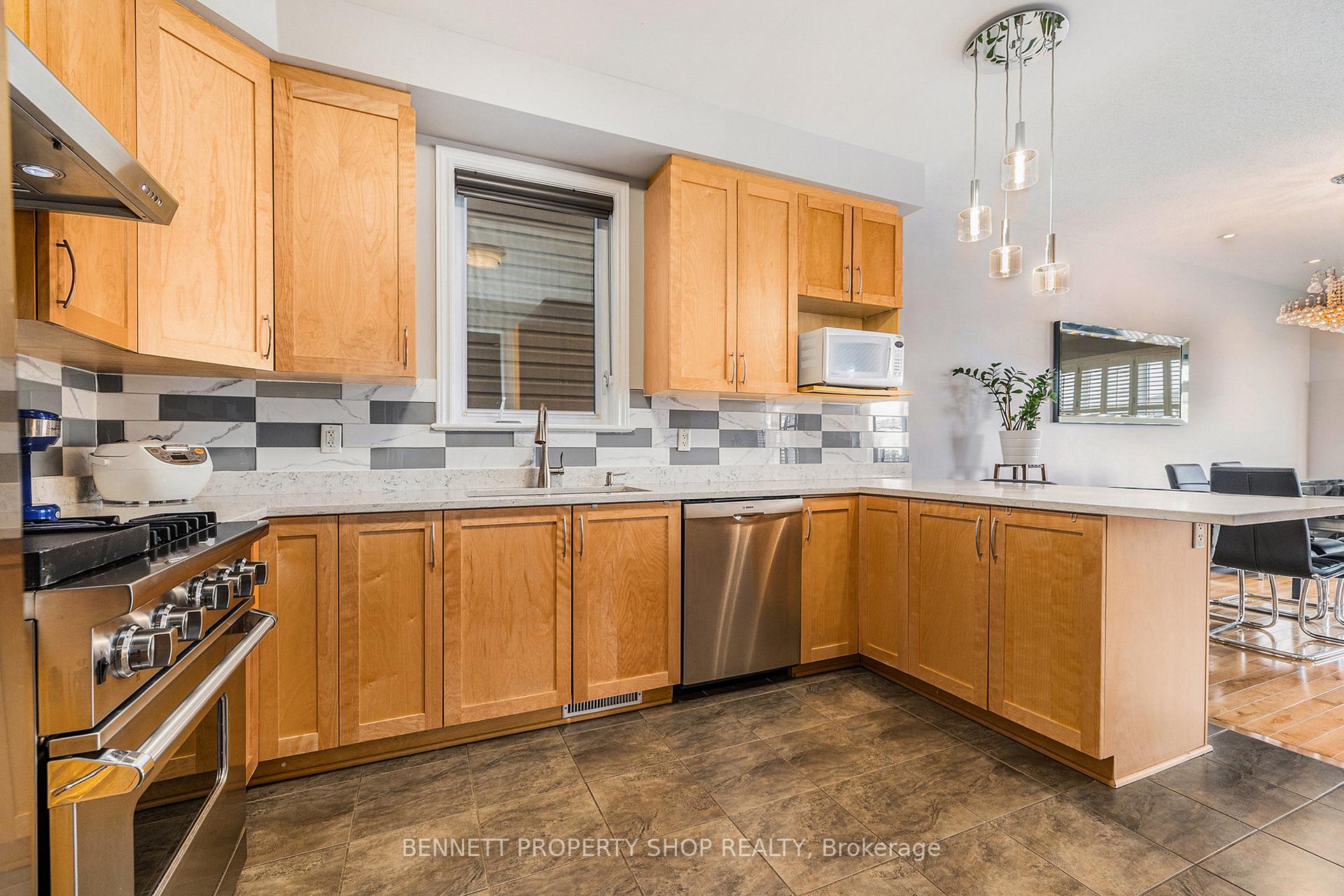 Photo 6 of 1030 Northgraves Crescent, Ottawa, Kanata - Emerald Meadows/Trailwest — HOMEH