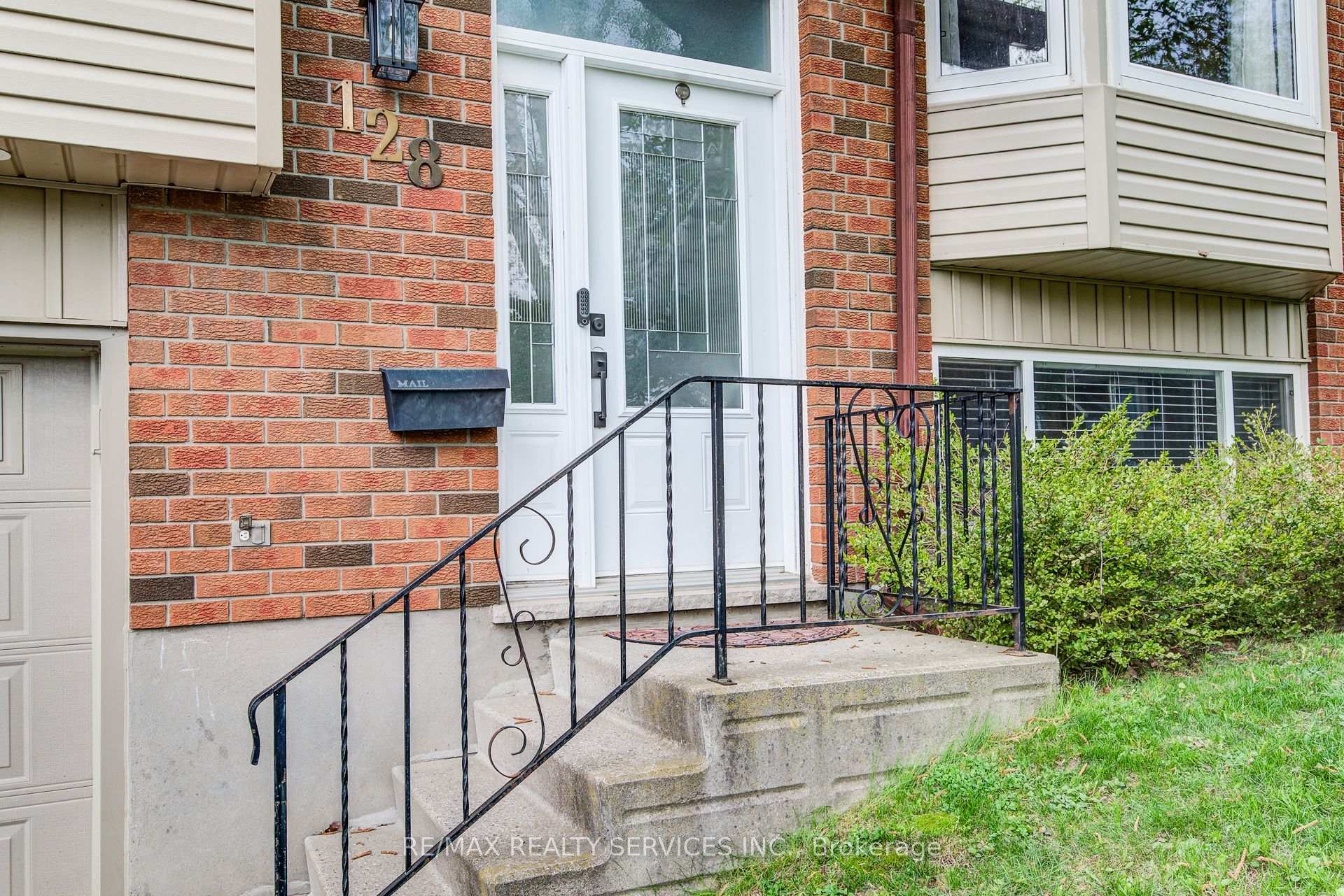 Photo 4 of 128 Albion Court, Kitchener — HOMEH