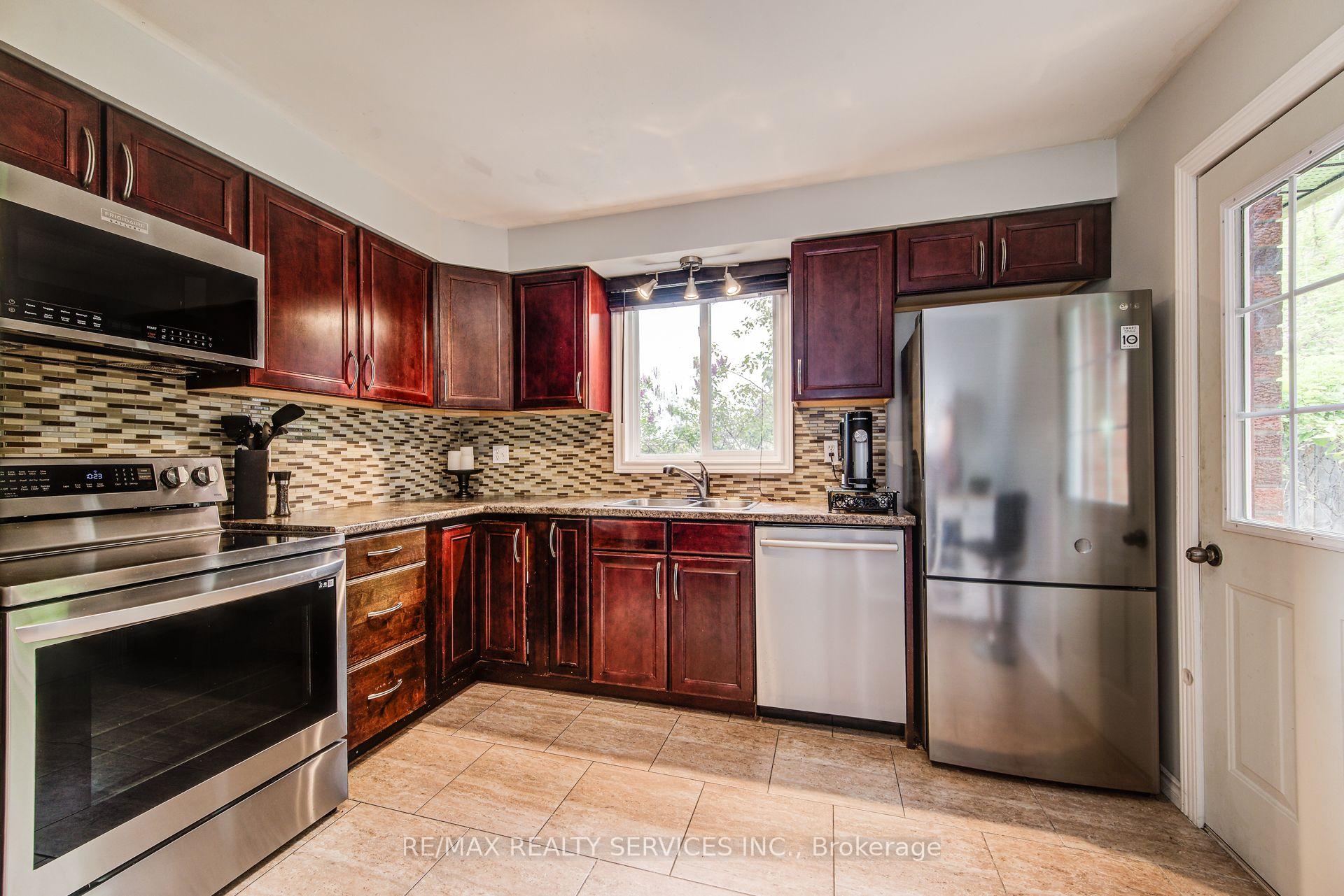 Photo 15 of 128 Albion Court, Kitchener — HOMEH