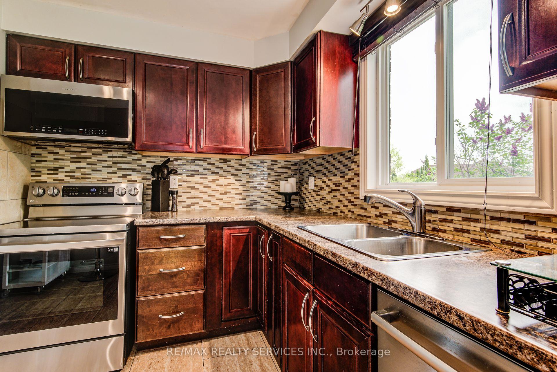 Photo 16 of 128 Albion Court, Kitchener — HOMEH
