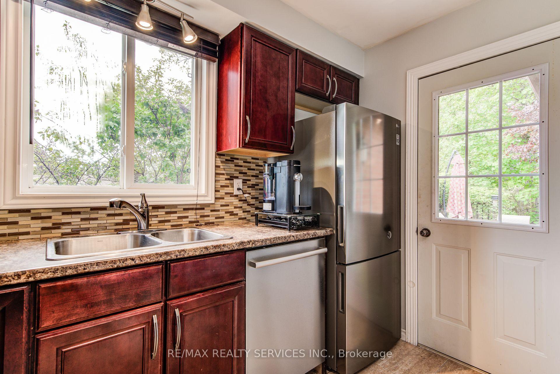 Photo 17 of 128 Albion Court, Kitchener — HOMEH