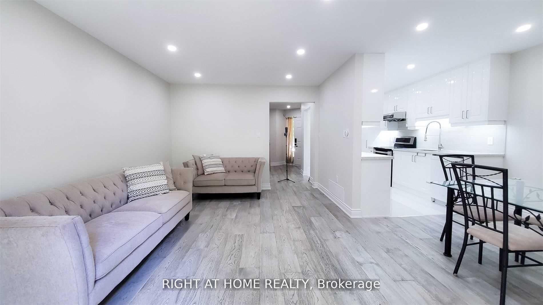 Photo 8 of 28 Baywood Court, Markham, Royal Orchard — HOMEH
