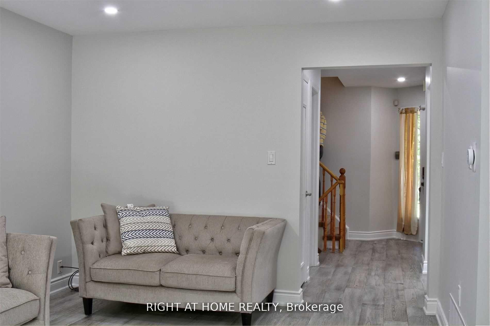 Photo 9 of 28 Baywood Court, Markham, Royal Orchard — HOMEH