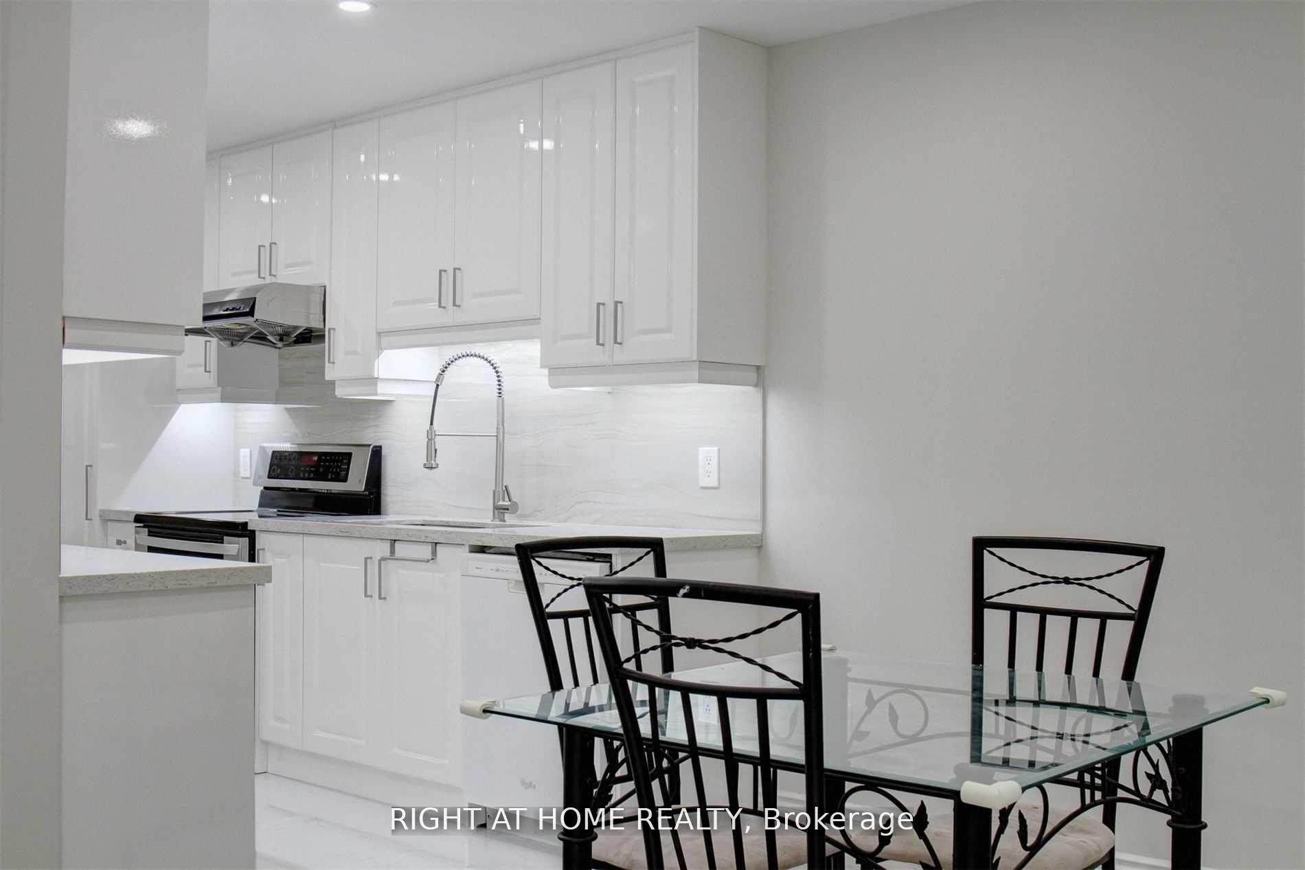 Photo 10 of 28 Baywood Court, Markham, Royal Orchard — HOMEH