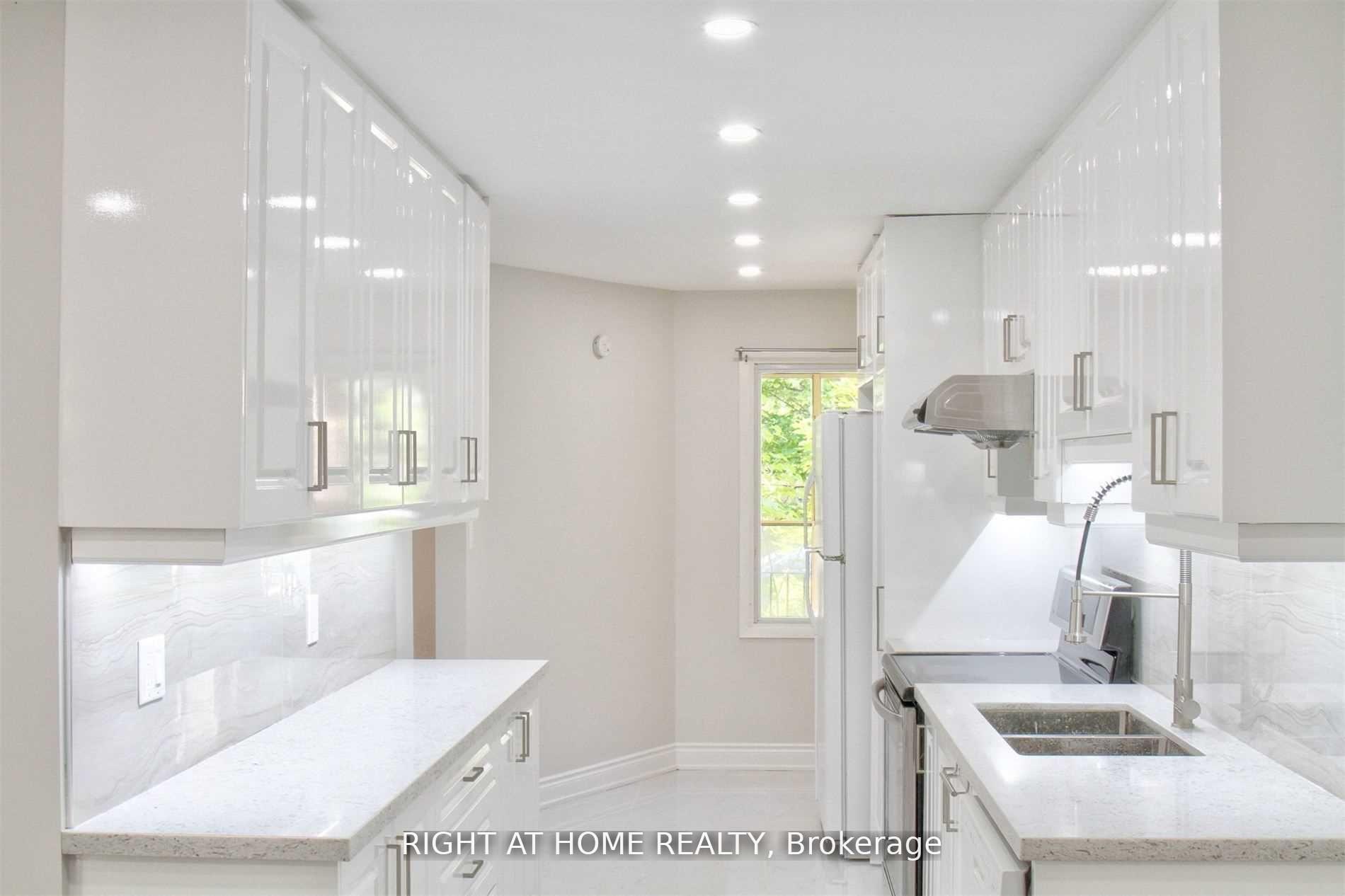 Photo 12 of 28 Baywood Court, Markham, Royal Orchard — HOMEH