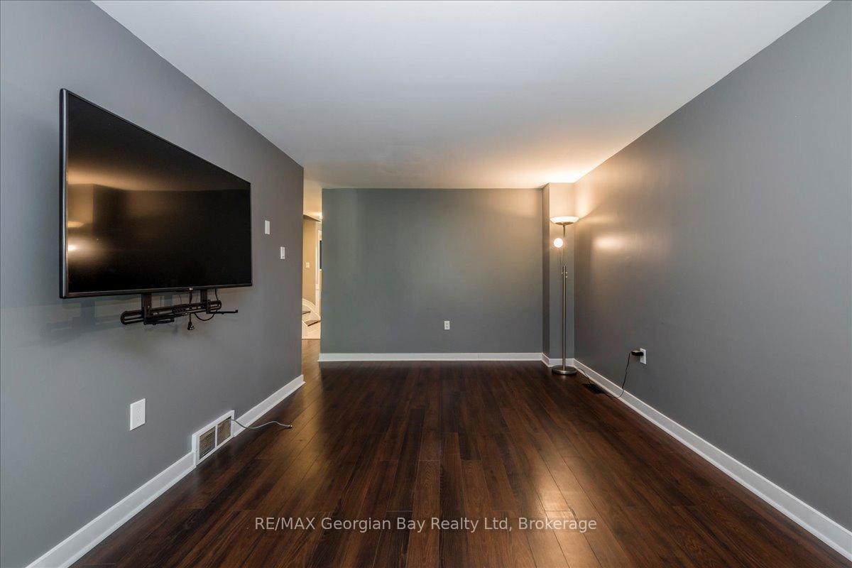 Photo 8 of 340 Rose Crescent, Midland — HOMEH