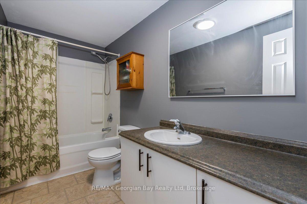 Photo 12 of 340 Rose Crescent, Midland — HOMEH