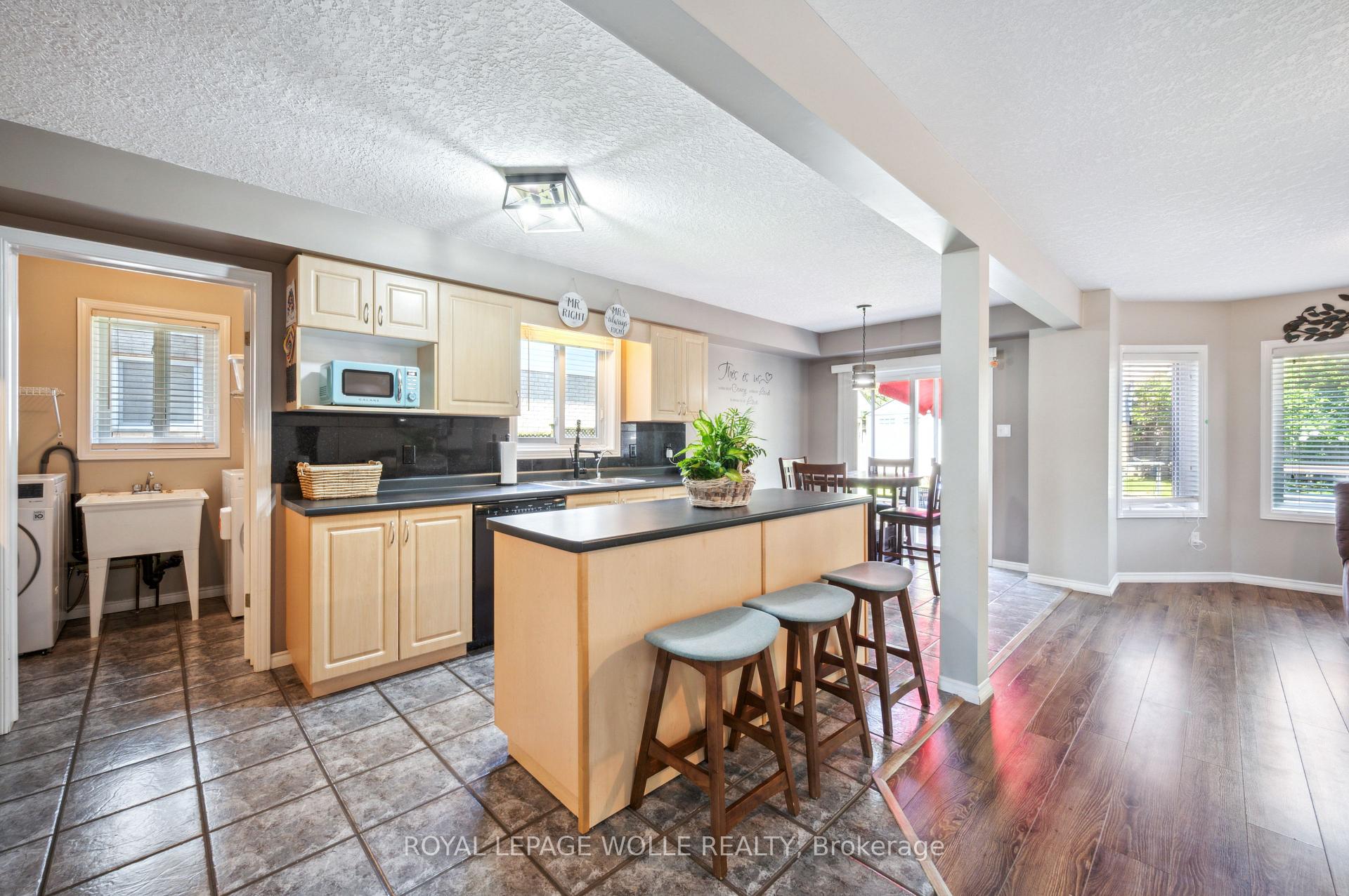 Photo 10 of 904 Rush Meadow Court, Kitchener — HOMEH