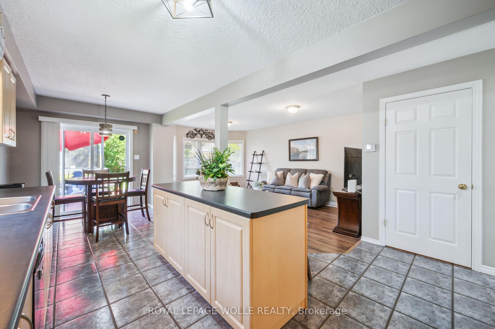 Photo 11 of 904 Rush Meadow Court, Kitchener — HOMEH