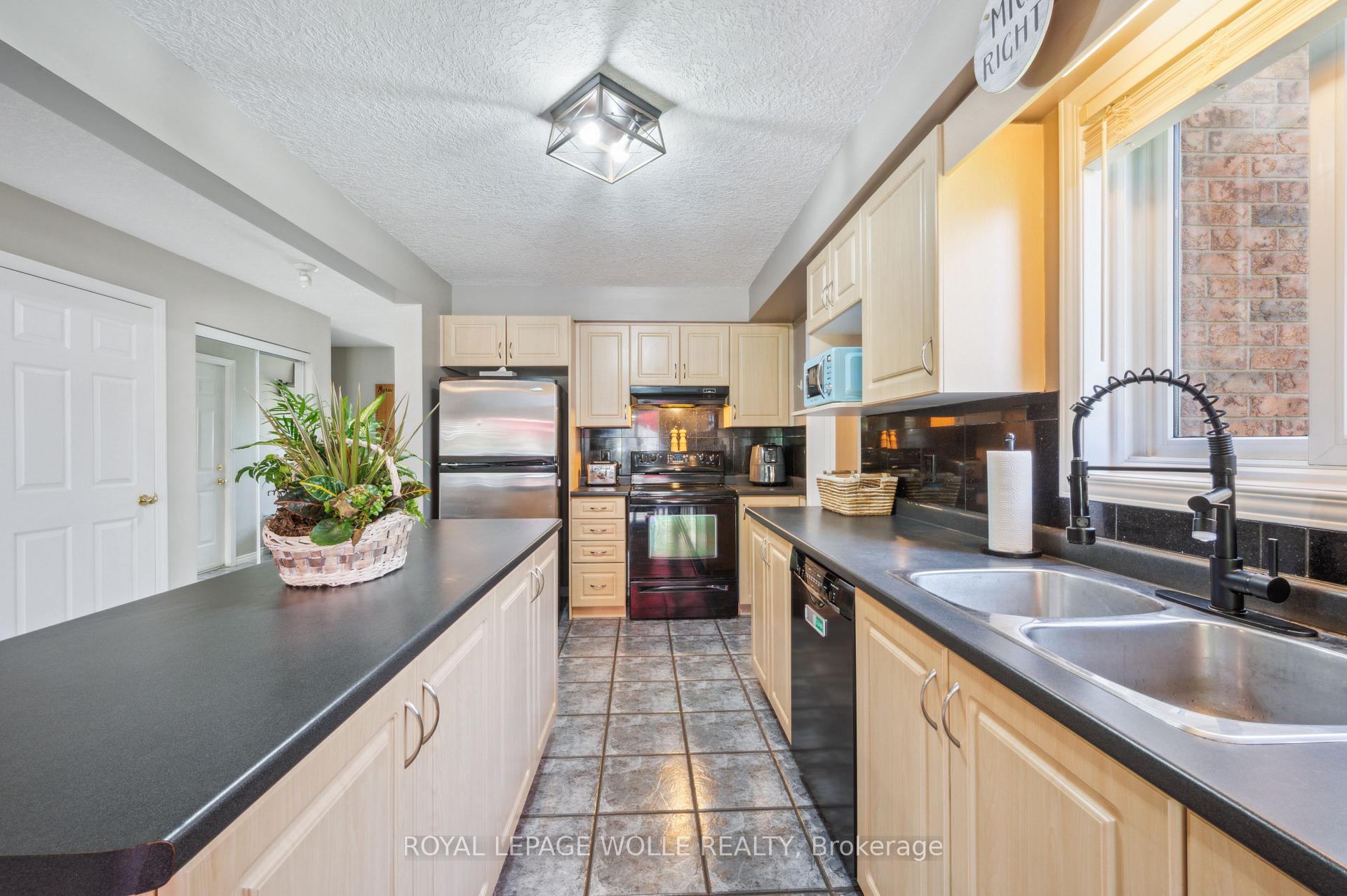 Photo 16 of 904 Rush Meadow Court, Kitchener — HOMEH