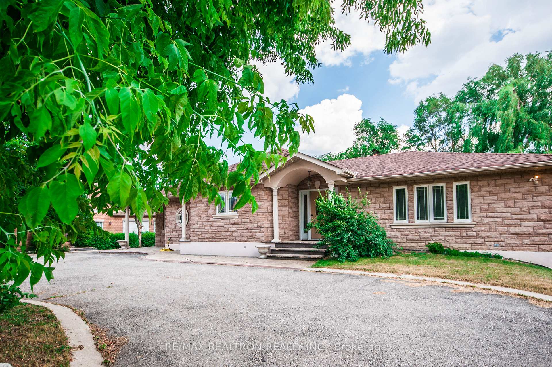Photo 2 of 85 Lee Avenue, Markham, Milliken Mills East — HOMEH