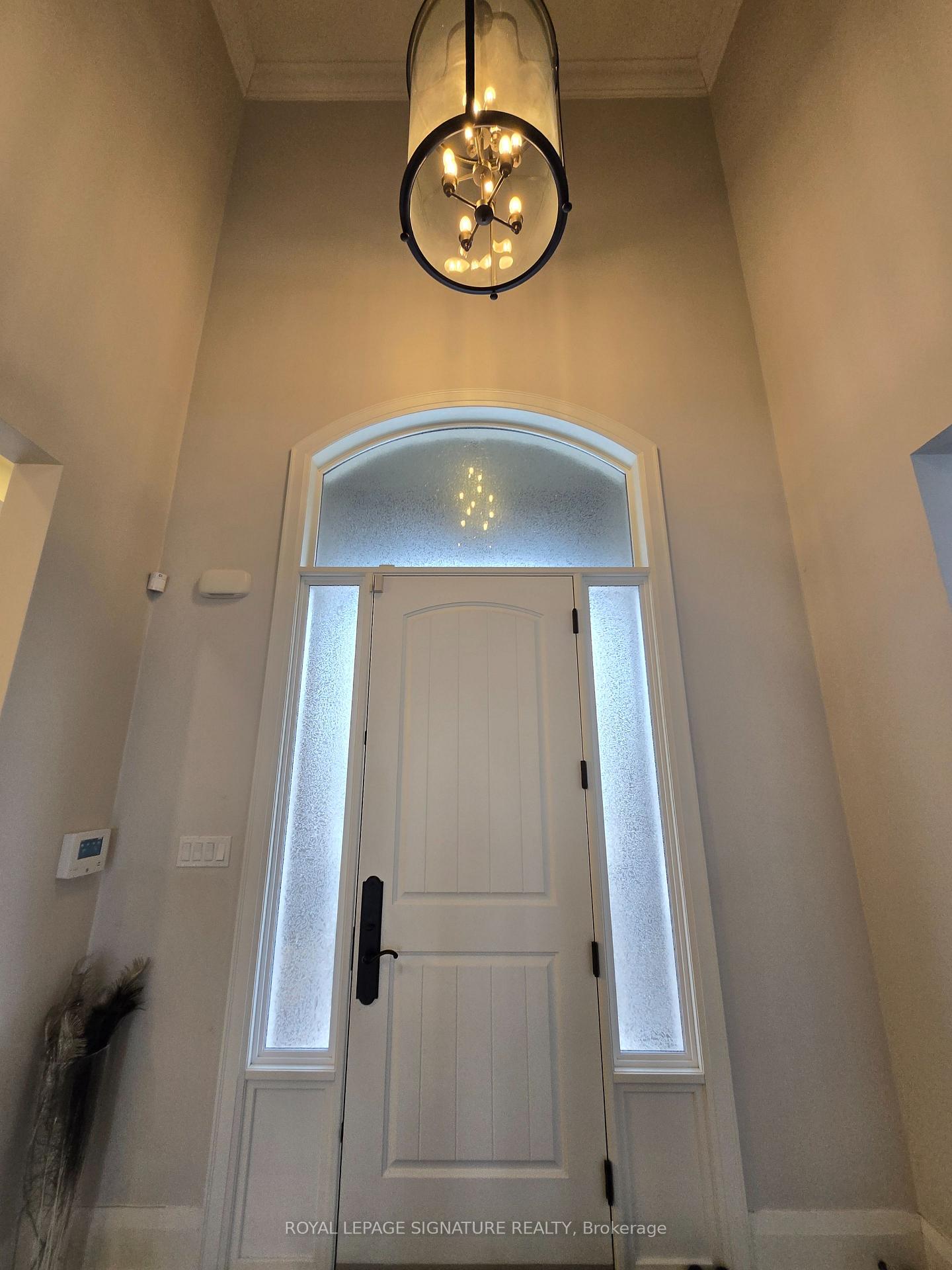 Photo 3 of 38 Seabreeze Crescent, Hamilton, Stoney Creek — HOMEH