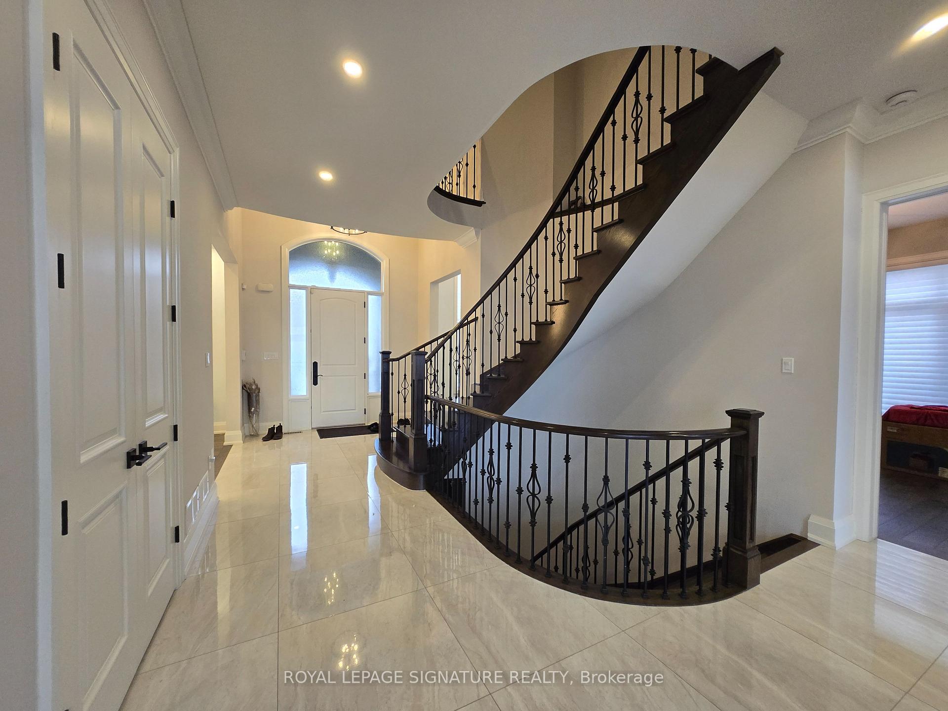 Photo 4 of 38 Seabreeze Crescent, Hamilton, Stoney Creek — HOMEH