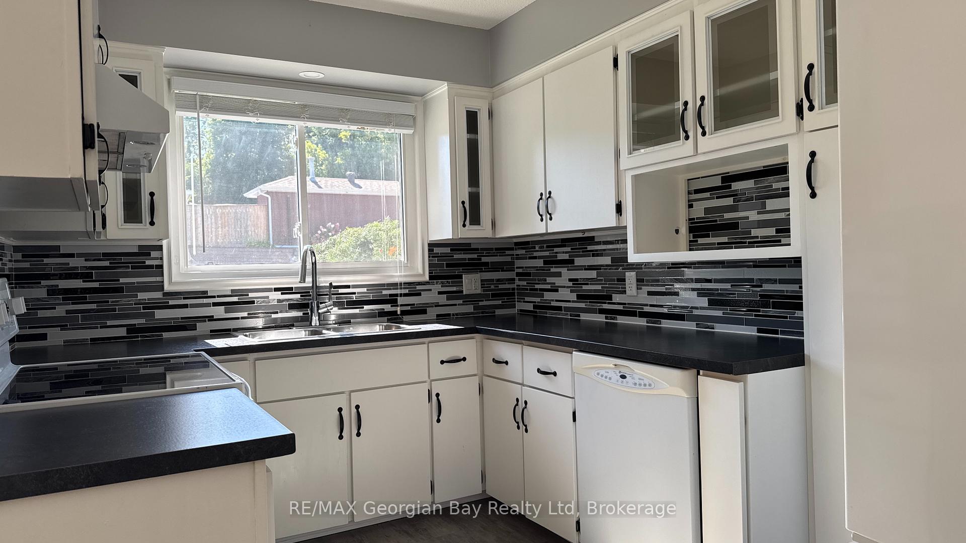 Photo 2 of 754 Victoria Street, Midland — HOMEH