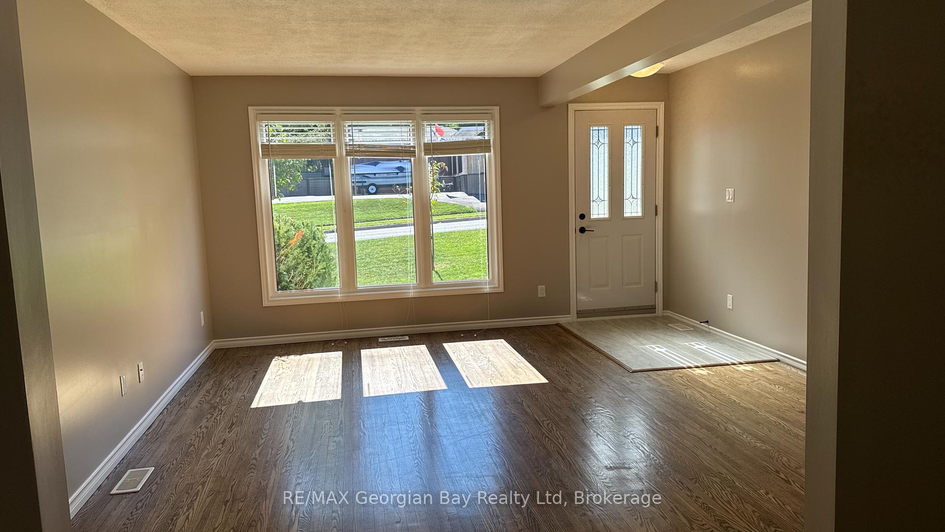 Photo 3 of 754 Victoria Street, Midland — HOMEH