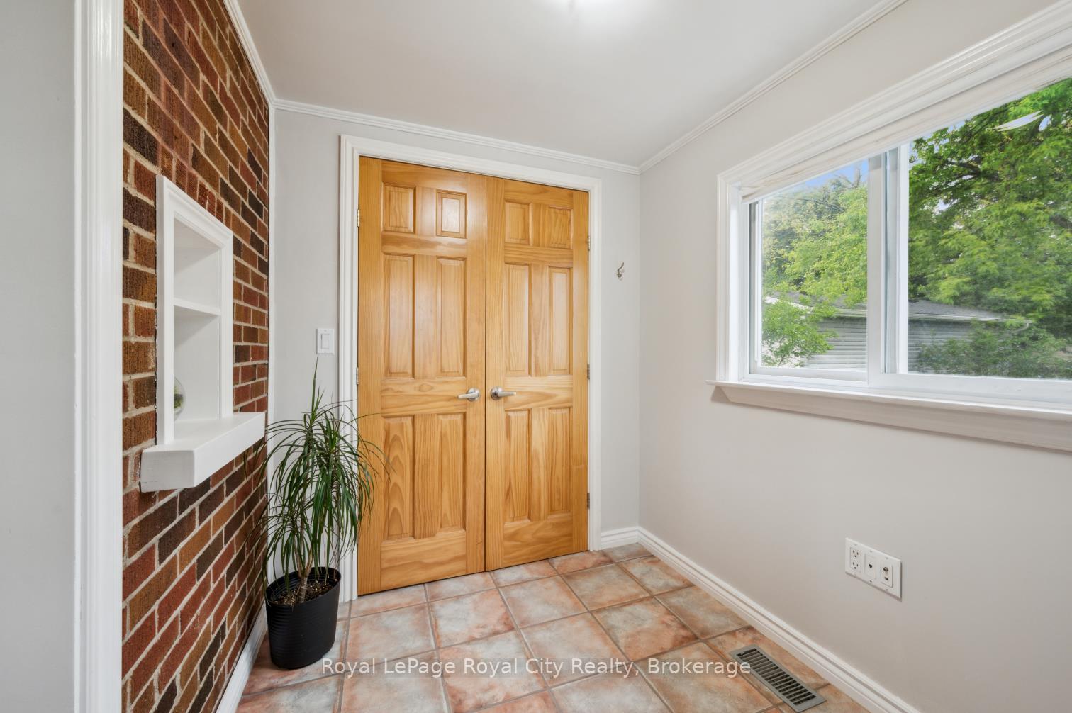 Photo 18 of 495 Stirling Avenue S, Kitchener — HOMEH