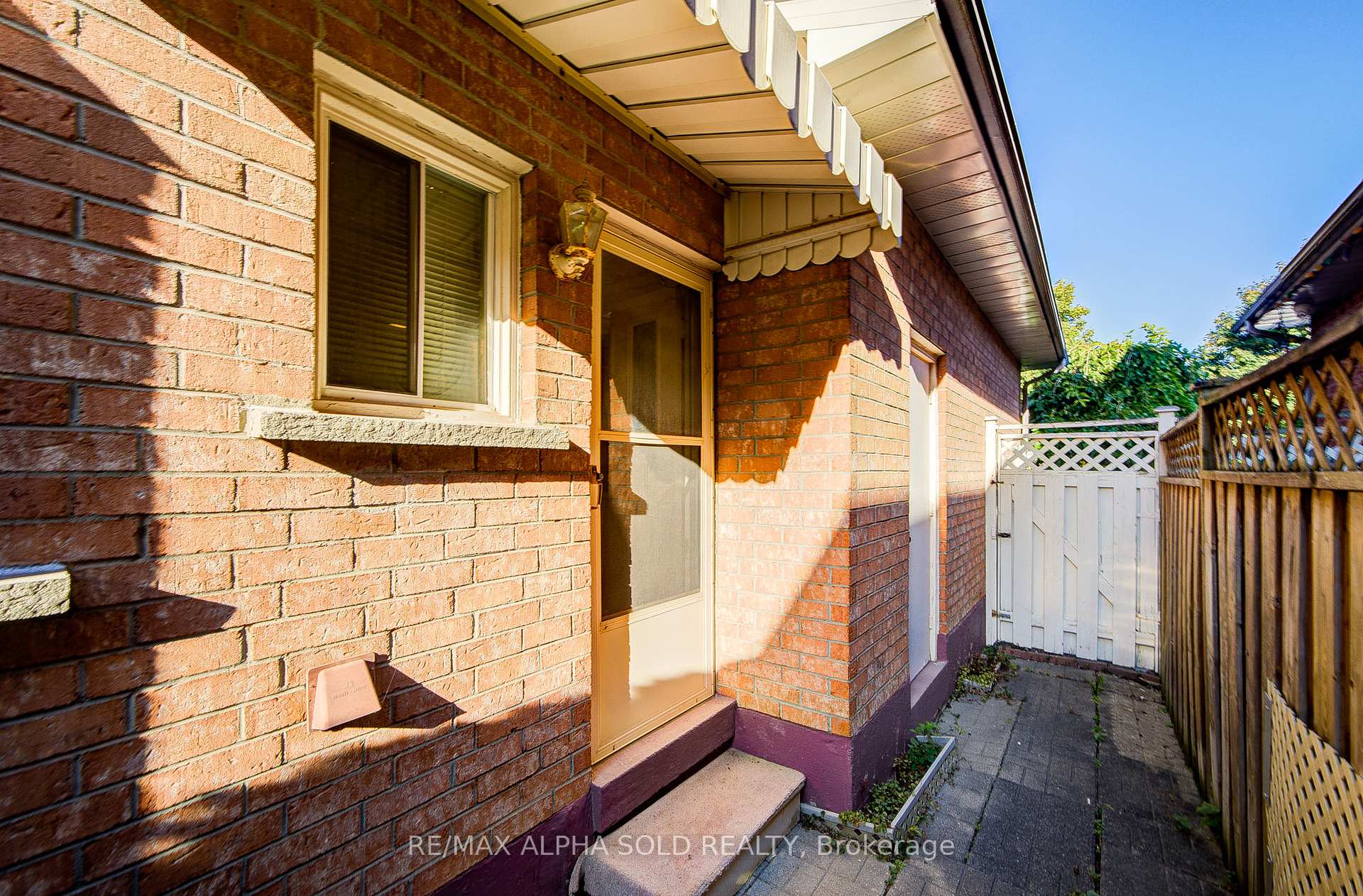 Photo 2 of 82 Olivewood Drive, Markham, Middlefield — HOMEH