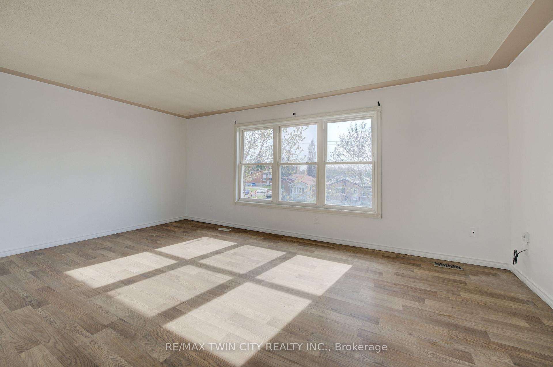 Photo 4 of 486 Highland Road E, Kitchener, Southdale — HOMEH