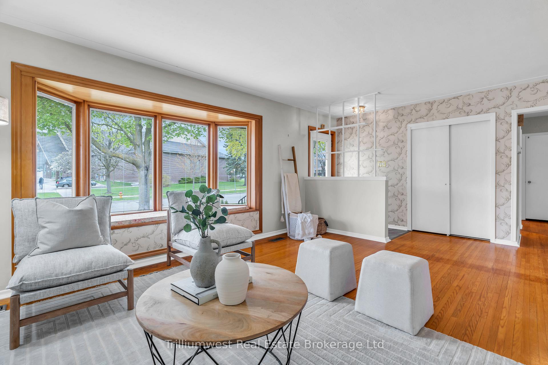 Photo 2 of 147 Village Road, Kitchener — HOMEH
