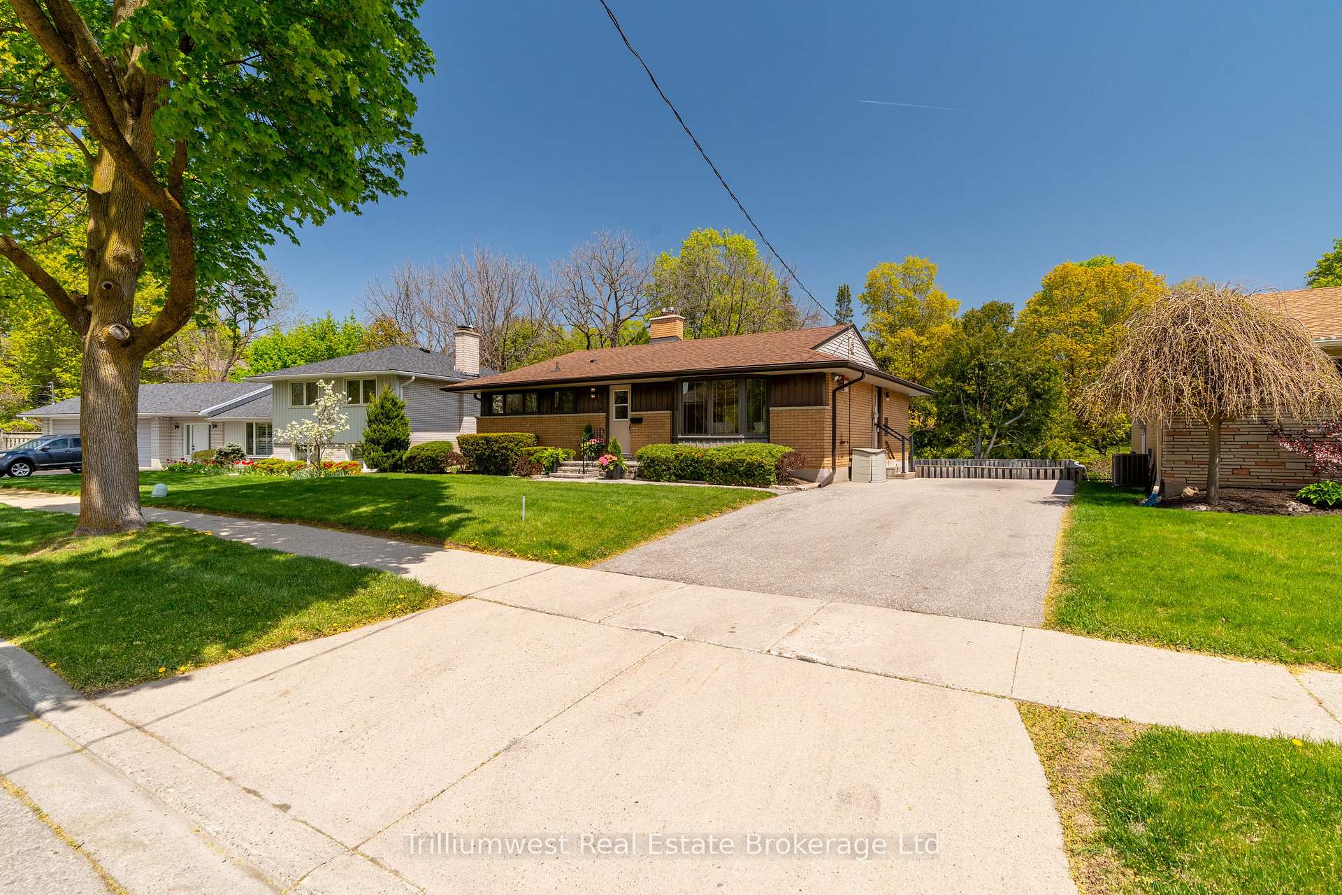 Photo 4 of 147 Village Road, Kitchener — HOMEH