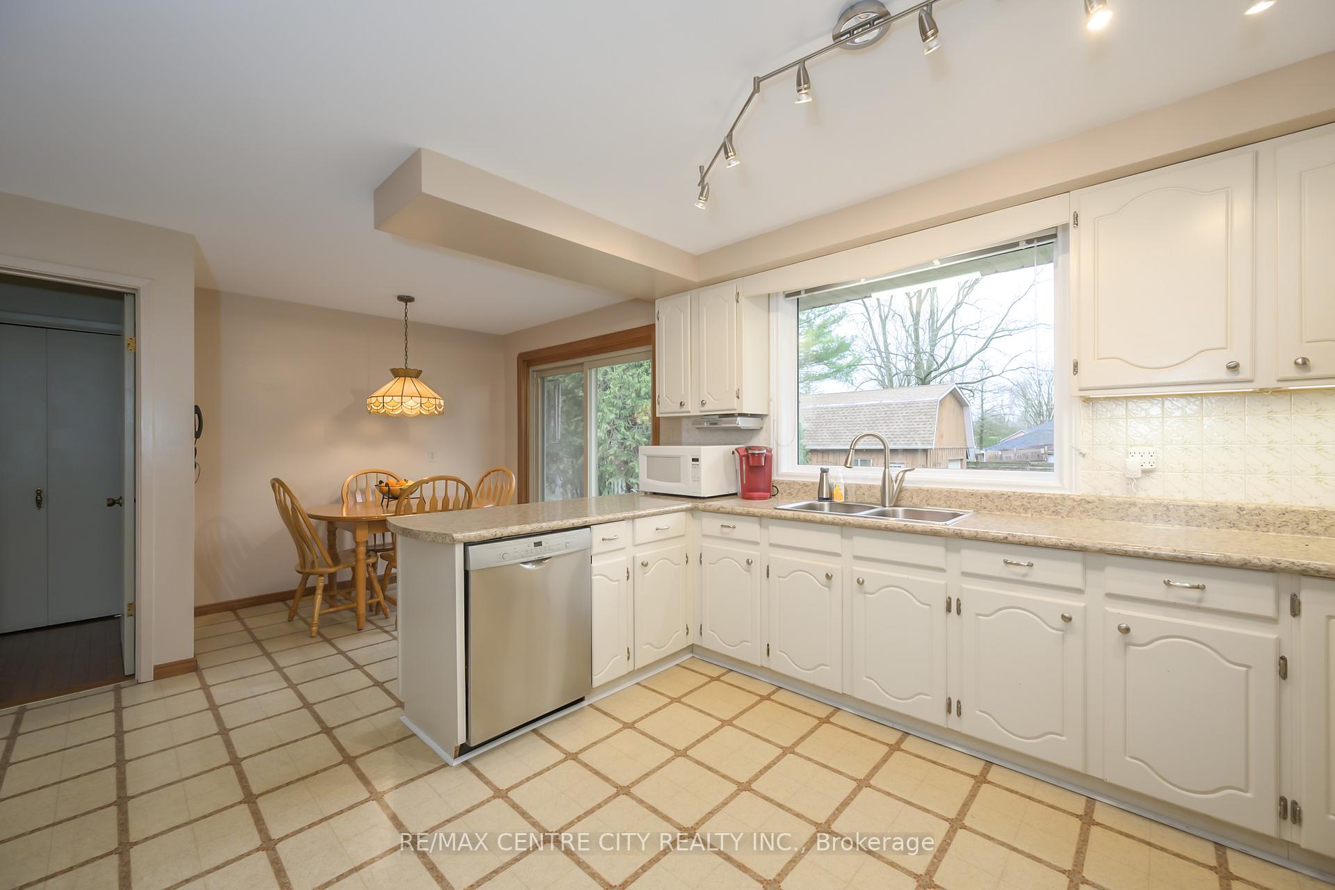 Photo 11 of 119 Thames Avenue, Middlesex Centre, Komoka — HOMEH