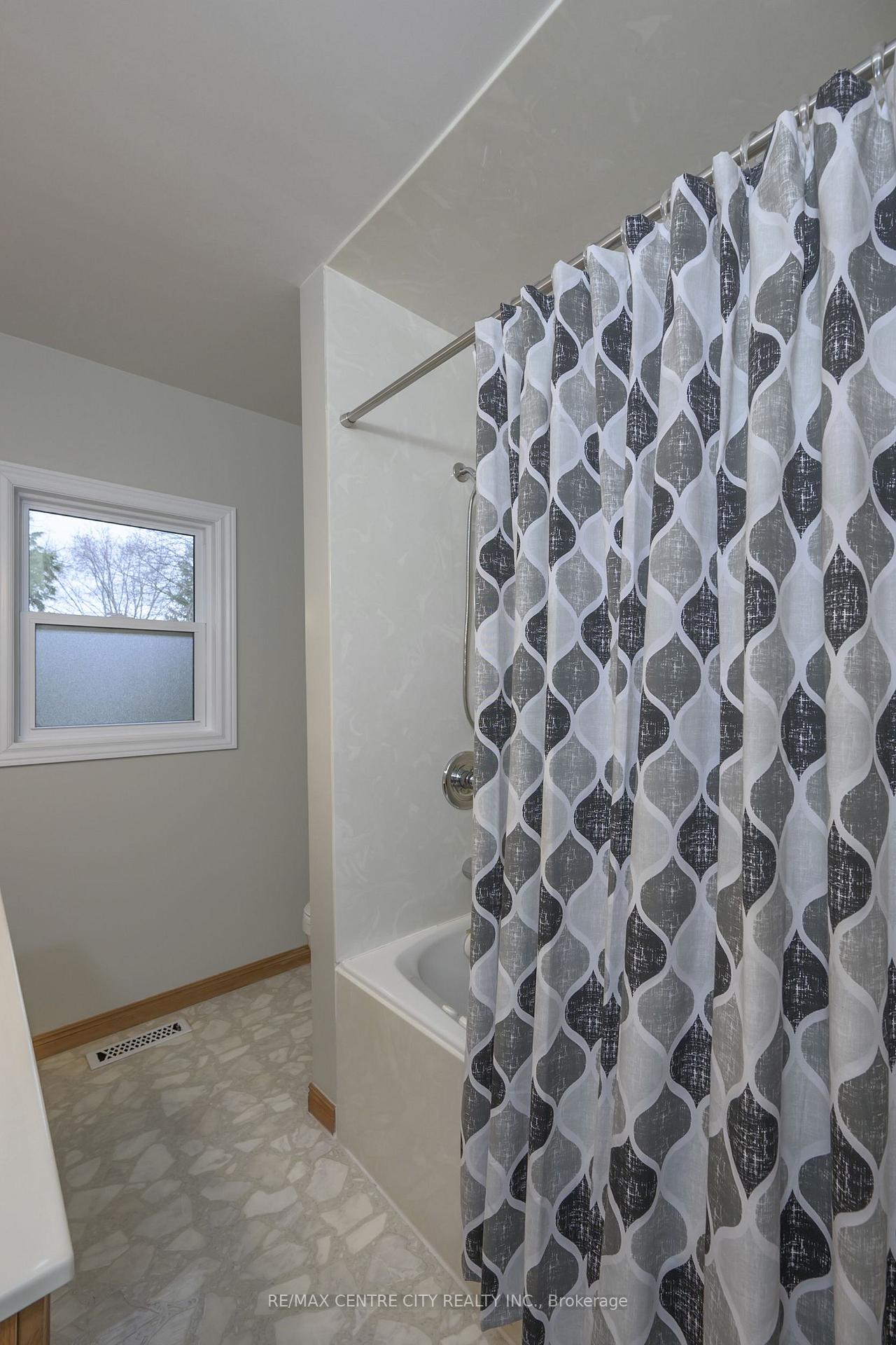 Photo 19 of 119 Thames Avenue, Middlesex Centre, Komoka — HOMEH
