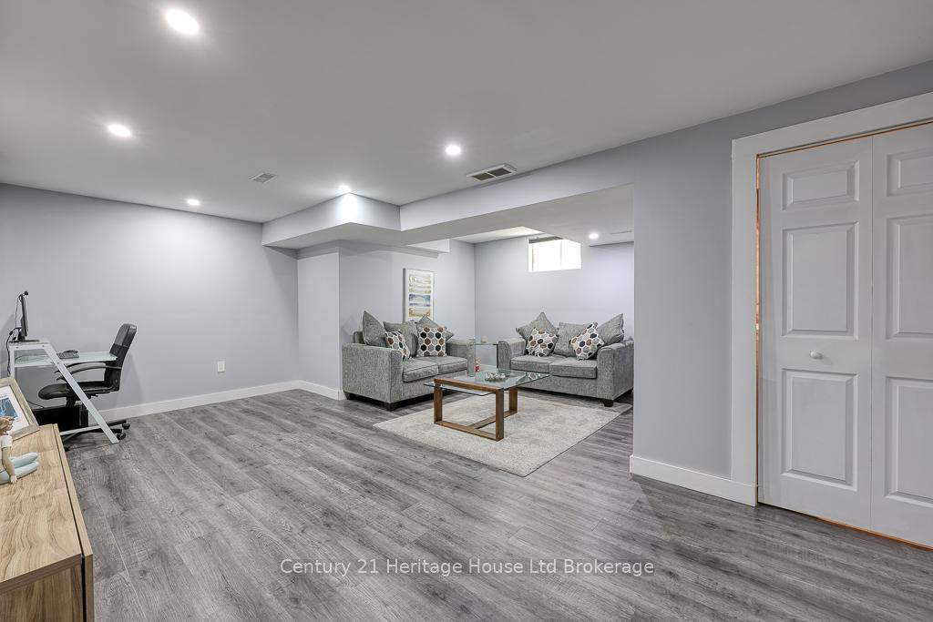 Photo 29 of 236 Doon South Drive, Kitchener — HOMEH