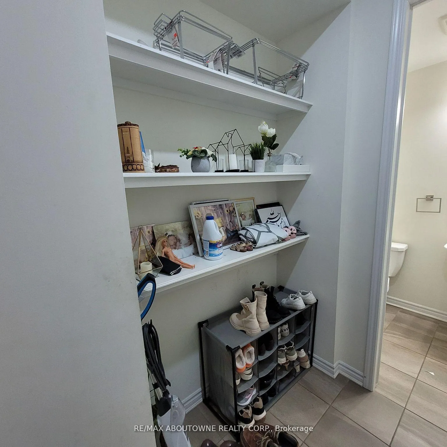 Photo 5 of 973 Logan Drive, Milton, Cobban — HOMEH