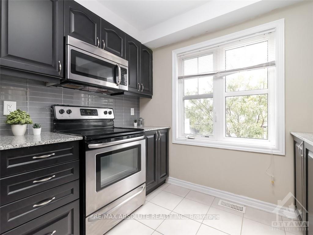 Photo 10 of 558 Foxlight Crescent, Ottawa, Kanata - Emerald Meadows/Trailwest — HOMEH