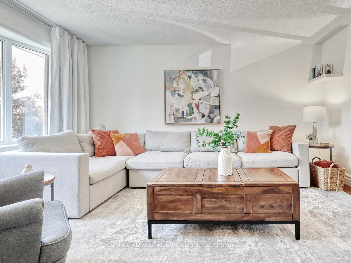Photo 4 of 38 Claycroft Crescent, Kitchener — HOMEH