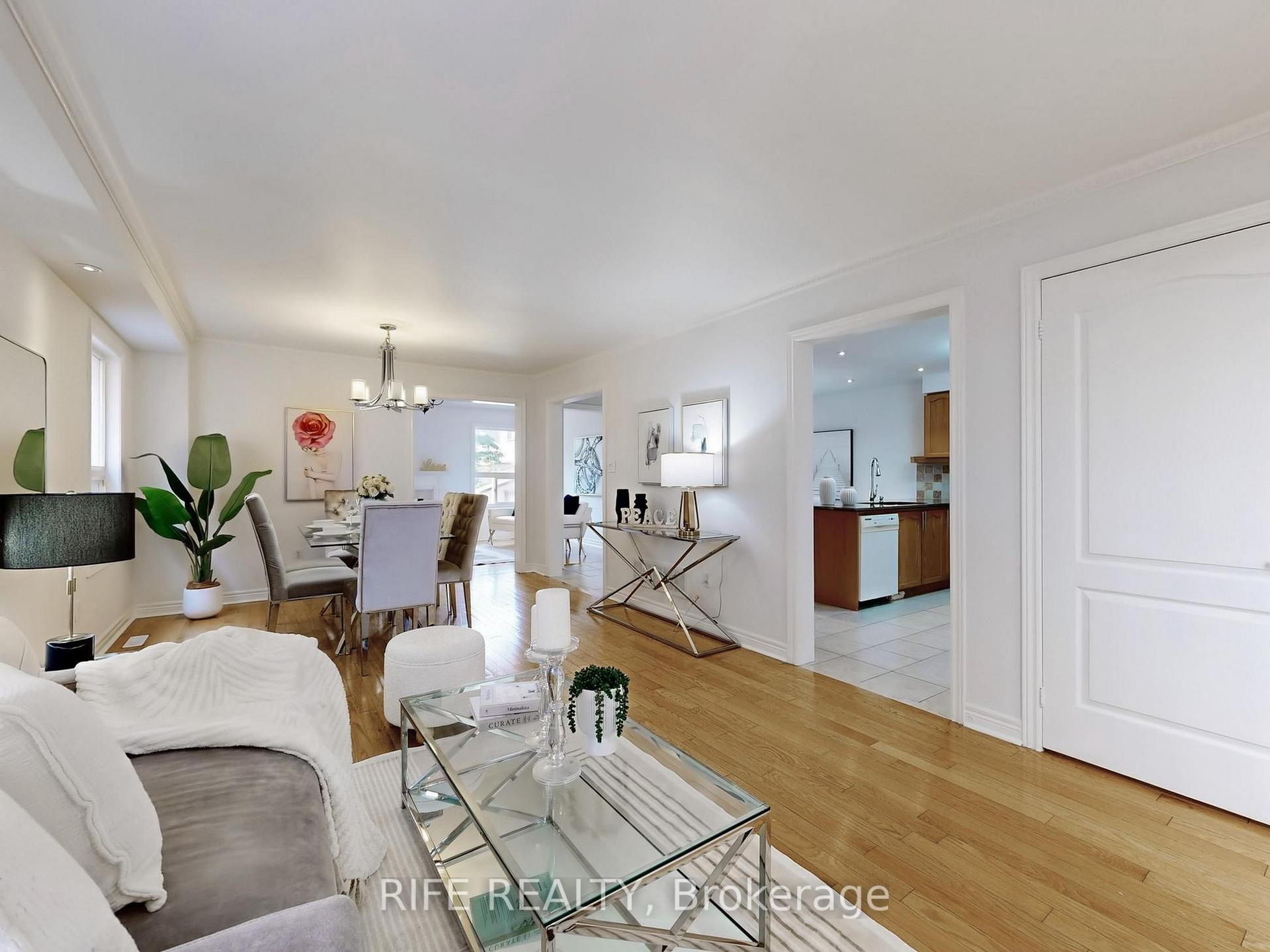 Photo 5 of 111 Cynthia Jean Street, Markham, Berczy — HOMEH