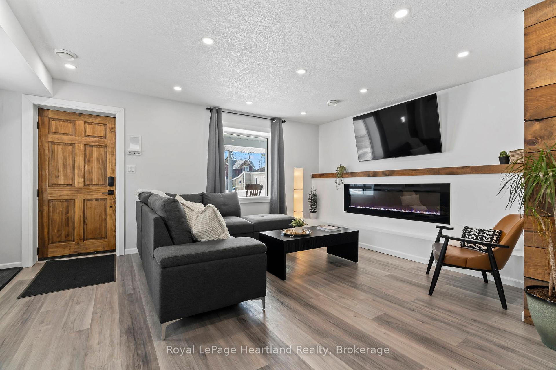 Photo 2 of 415 Temple Street, Minto — HOMEH