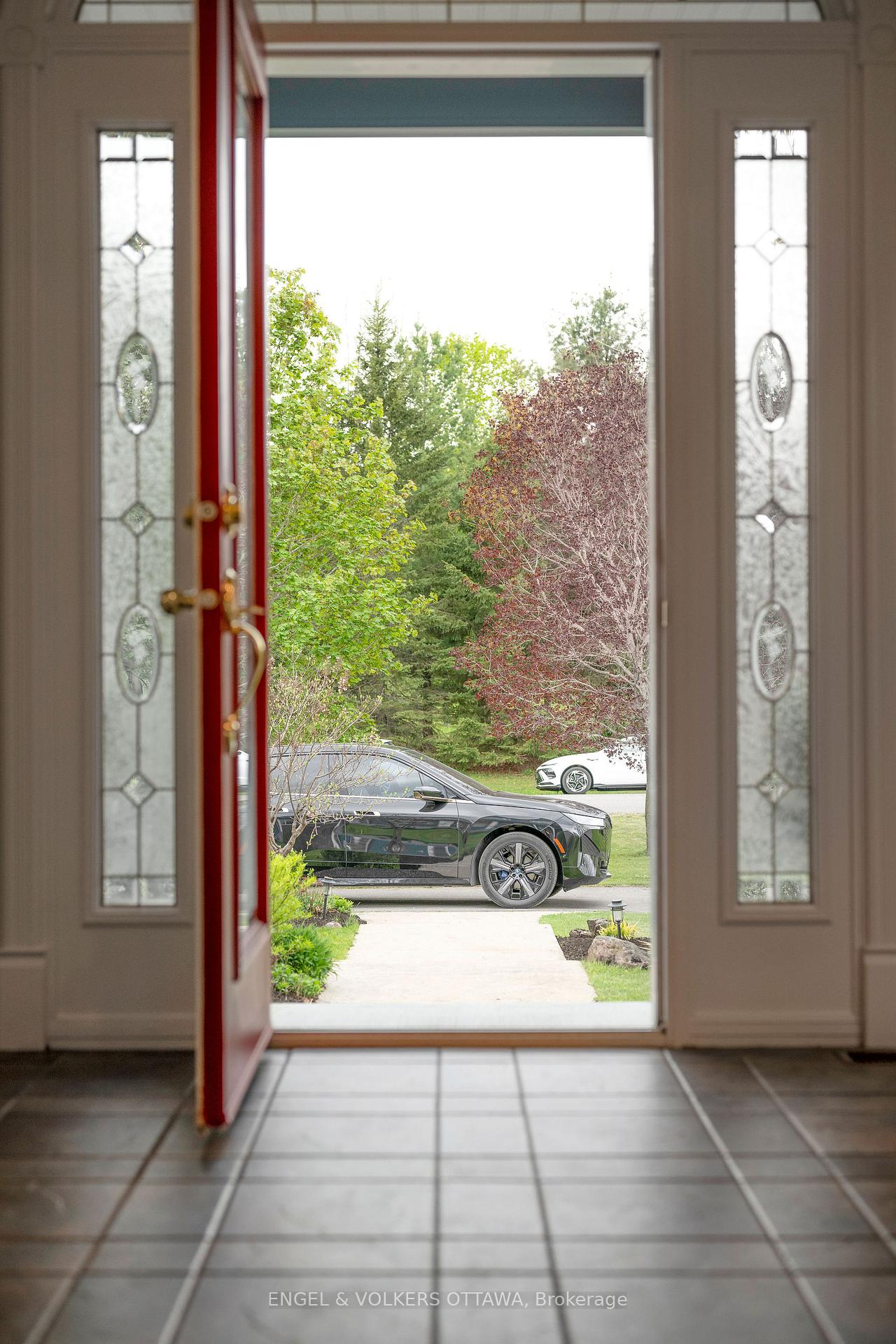 Photo 3 of 1422 Houston Crescent, Ottawa, Kanata - Rural Kanata (Central) — HOMEH