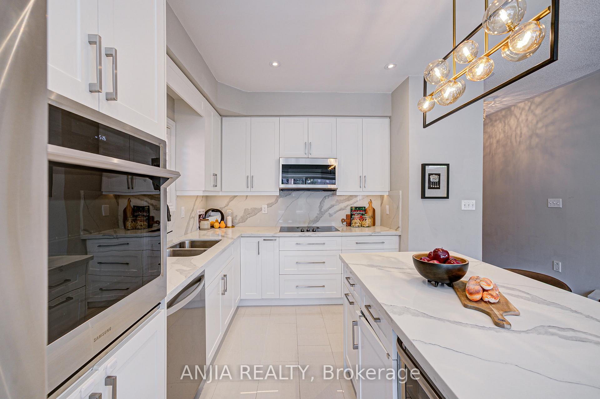Photo 10 of 54 Rainbow Valley Crescent, Markham, Greensborough — HOMEH