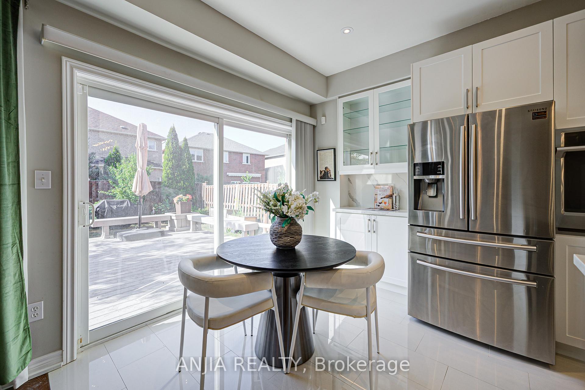Photo 13 of 54 Rainbow Valley Crescent, Markham, Greensborough — HOMEH