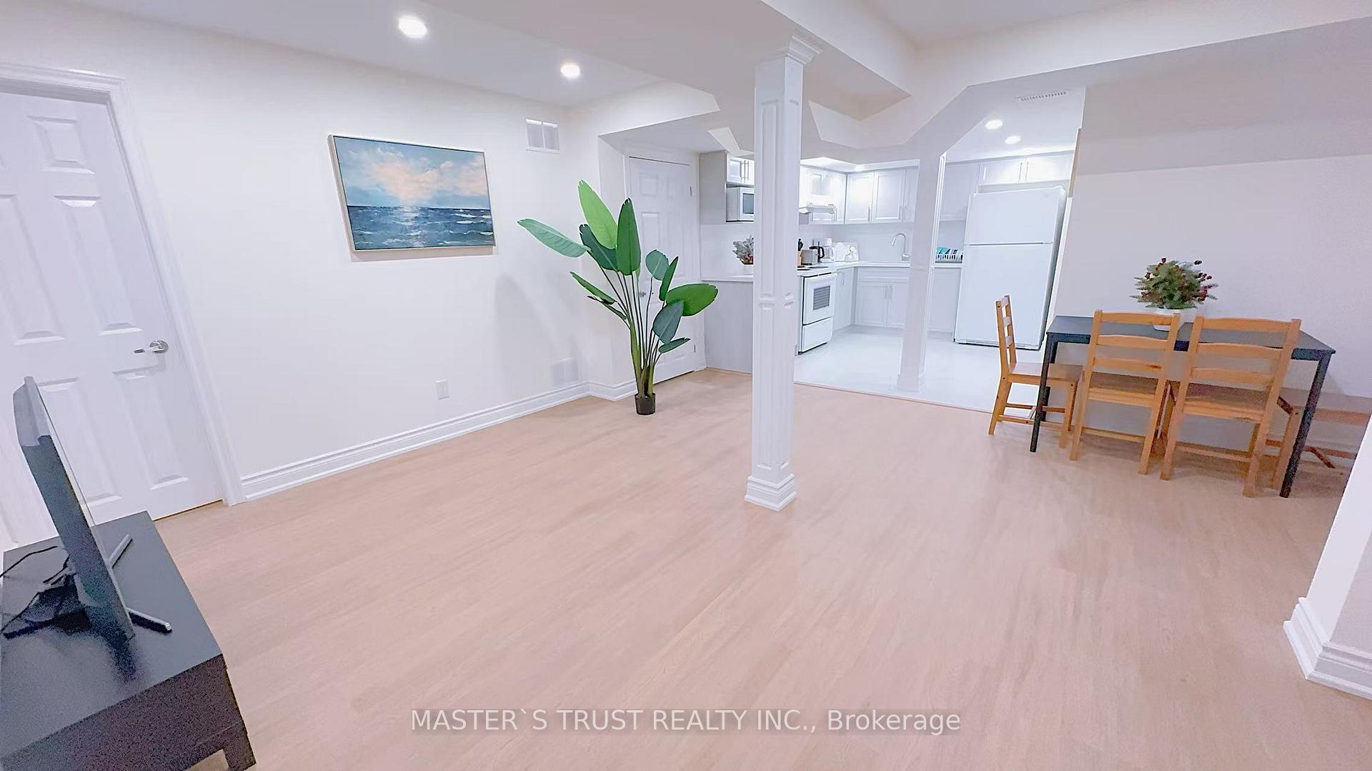 Photo 3 of 20 Campden Place, Markham, Berczy — HOMEH