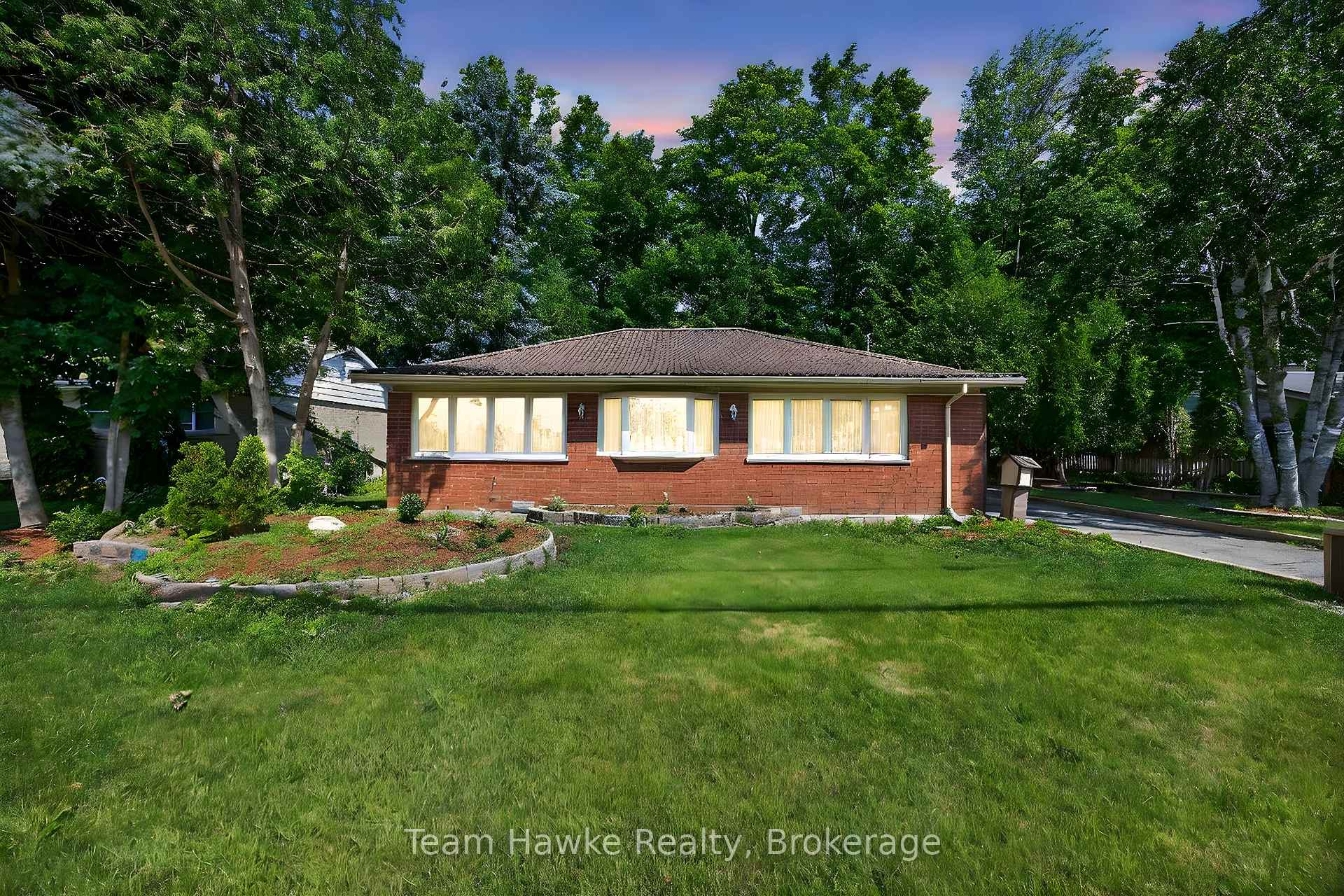 Photo 2 of 828 Hugel Avenue, Midland — HOMEH