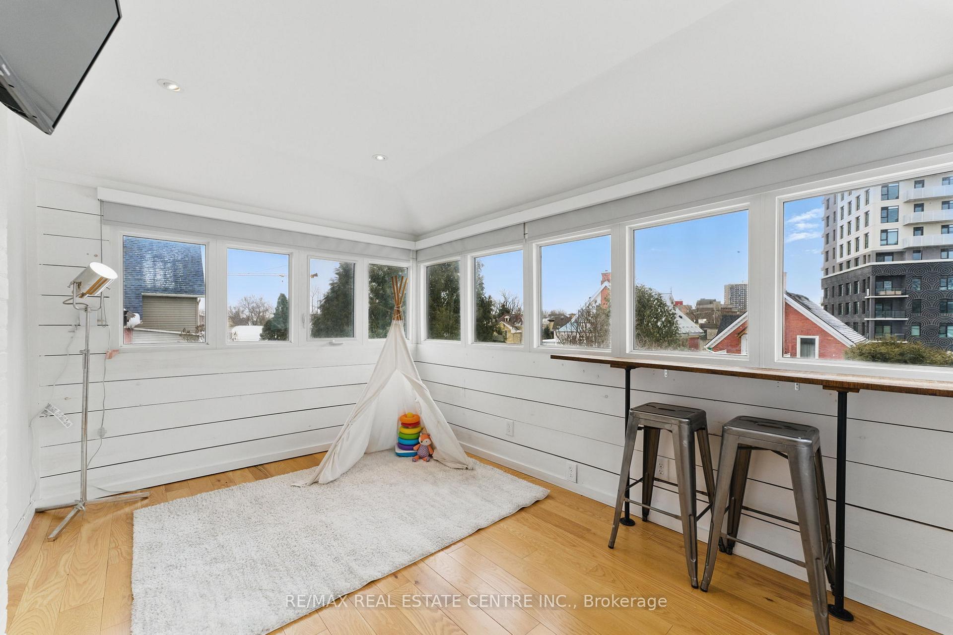 Photo 24 of 47 Irvin Street, Kitchener — HOMEH