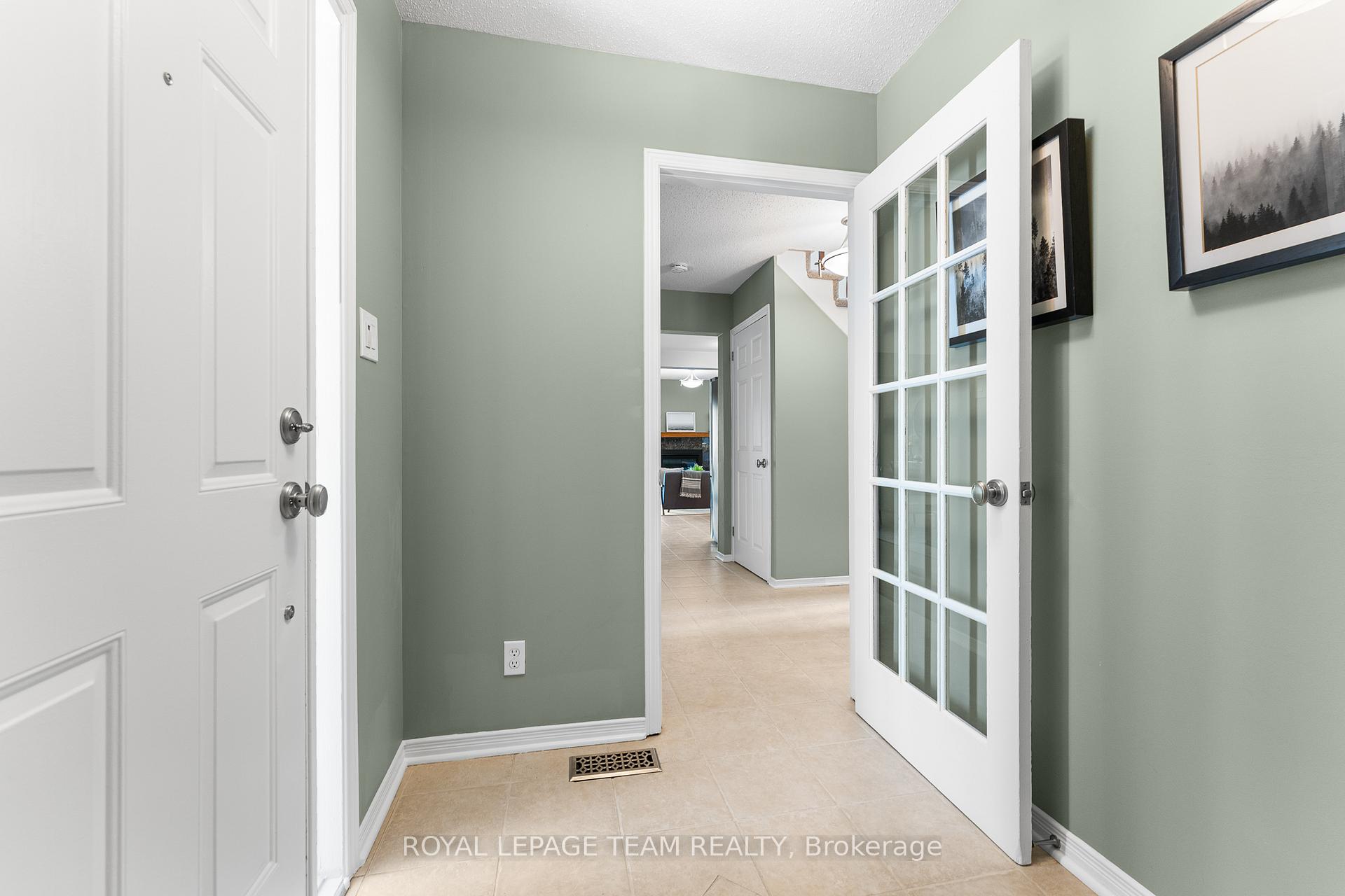 Photo 4 of 13 Saddlehorn Crescent, Ottawa, Kanata - Bridlewood — HOMEH