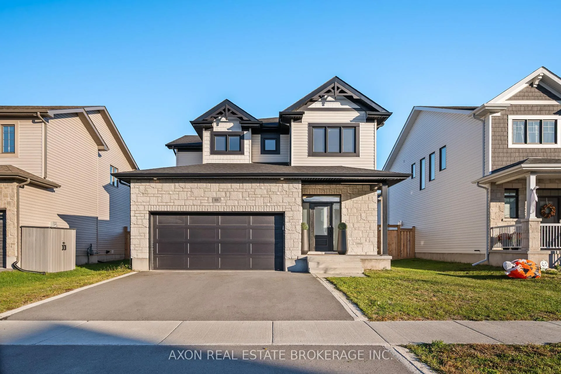 Front of 819 Riverview Way