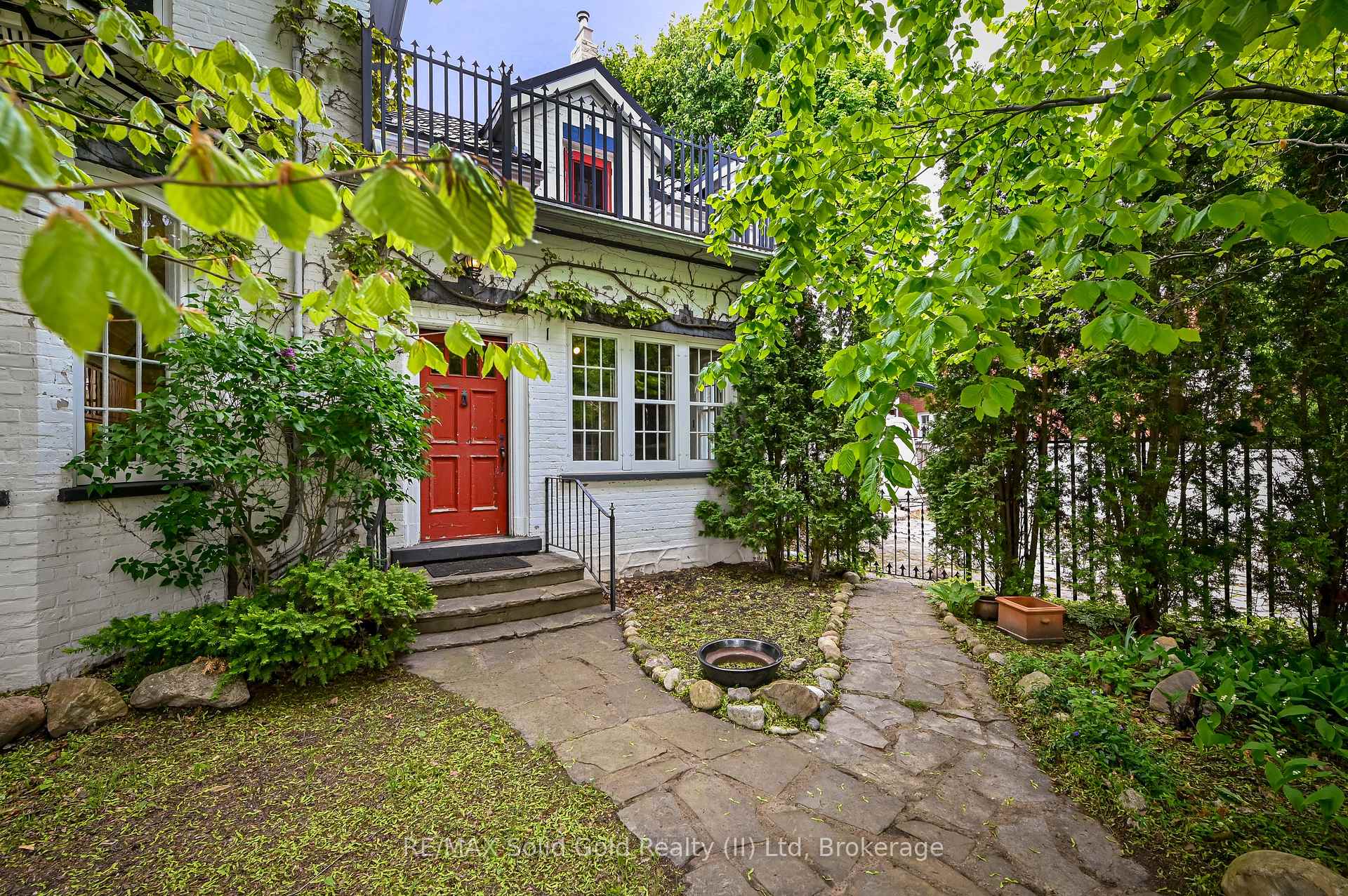 Front of 140 Lancaster Street E