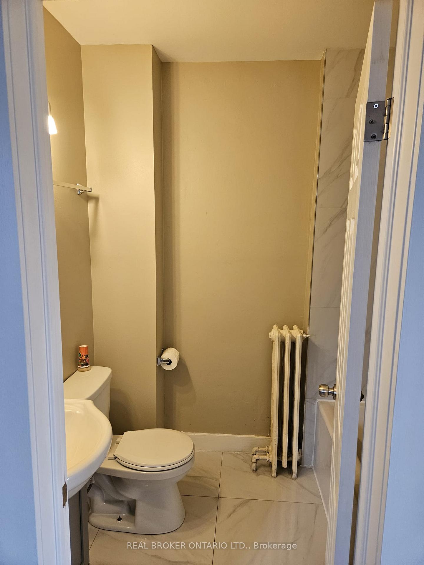 Photo 11 of Unit 5, 917 Main Street E, Hamilton, Stripley — HOMEH