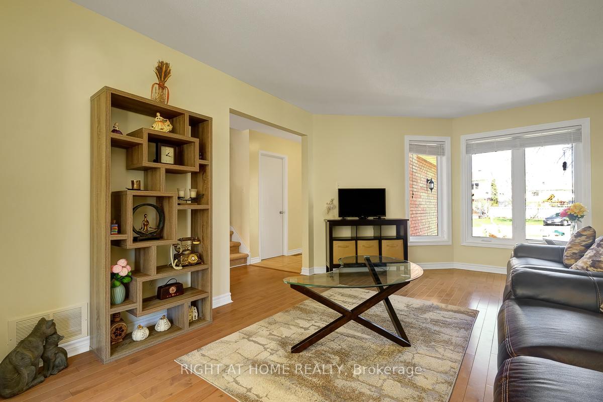 Photo 4 of 60 Kimbolton Crescent, Ottawa, Kanata - Morgan's Grant/South March — HOMEH